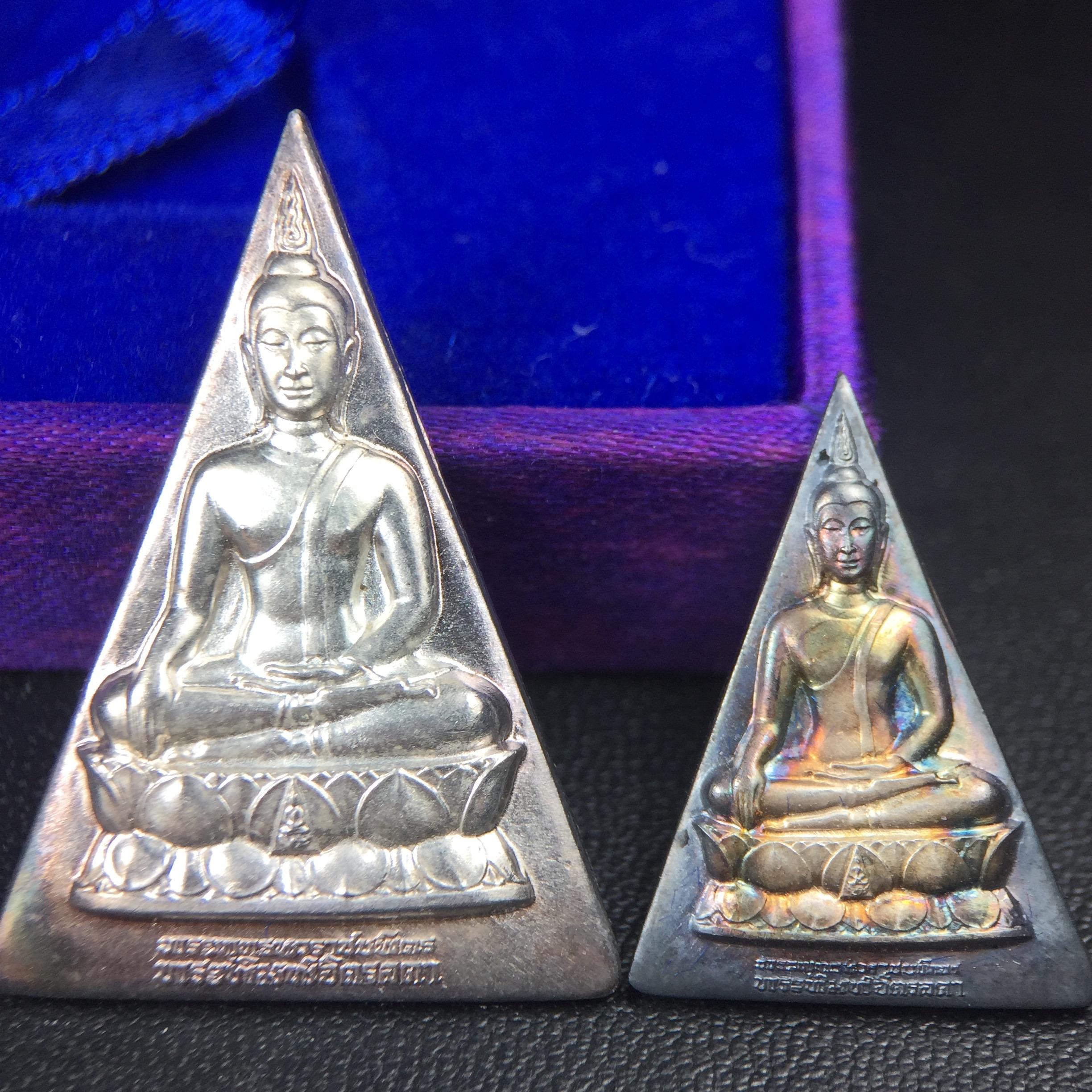 พระพุทธนวราชบพิตร พระพิมพ์จิตรลดา โครงการหลวง ปี2539 (พิมพ์ใหญ่+พิมพ์เล็ก) เนื้อเงินผิวเดิมขึ้นสีรุ่ง สวย แบบนิยมพร้อมกล่องบรรจุเดิม พิธีใหญ่ ปลุกเสกวัดพระแก้ว(1ชุด 2 องค์)