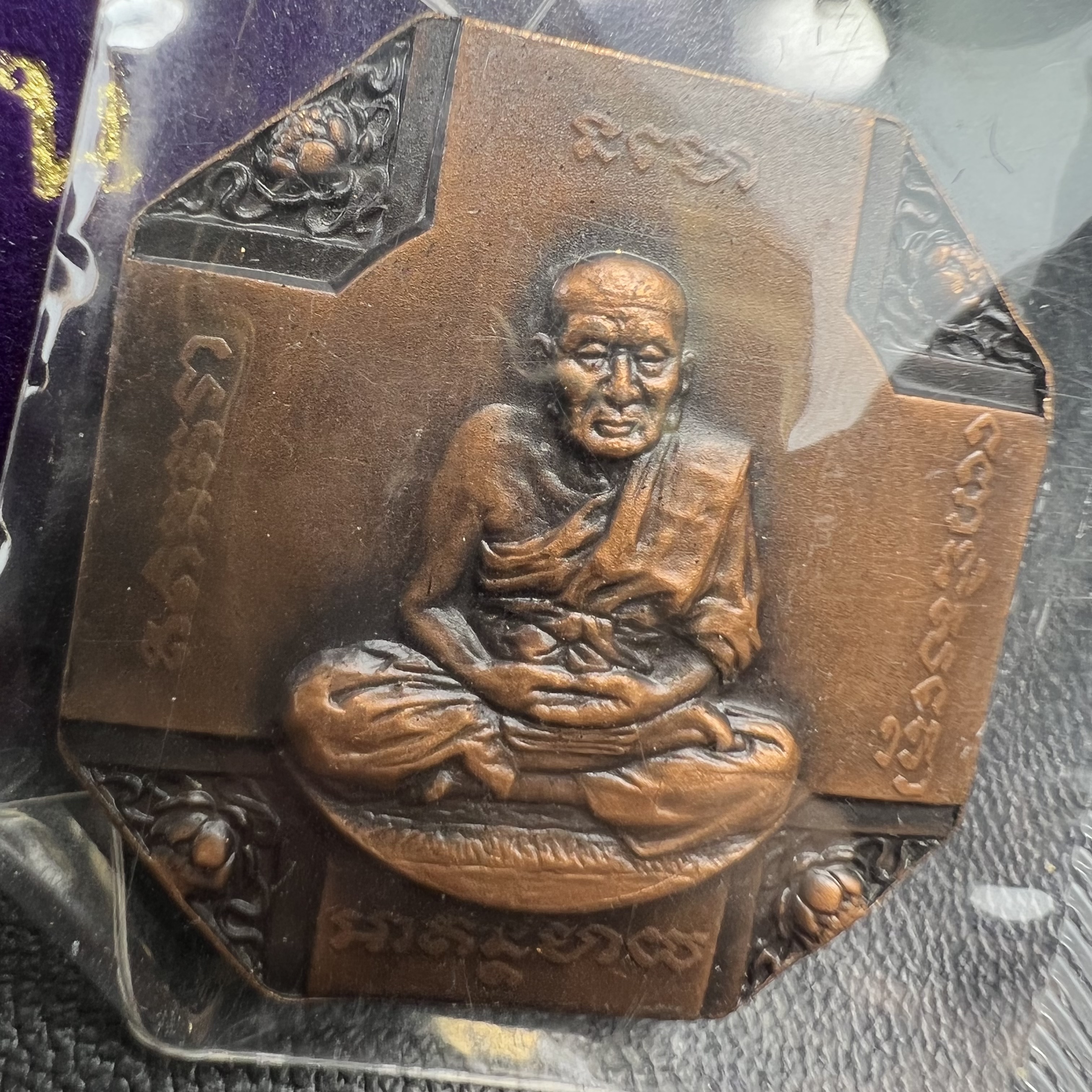 เหรียญหลวงพ่อทวด รุ่นสมเด็จเจ้าฟ้ามหาจักรี 48พรรษา โดยสภากาชาดไทย ปี2546 เหรียญบรอนซ์พ่นทราย(เพื่อพระราชทานตามพระราชอัธยาศัย) ขนาด 2.8 ซม.พร้อมซีนซองถุงบรรจุเดิมครบสวยงาม(เหรียญจัดสร้างเนื้อพิเศษเป็นรูปแบบพระราชทาน ไม่มีในรายการสั่งจอง หายาก)