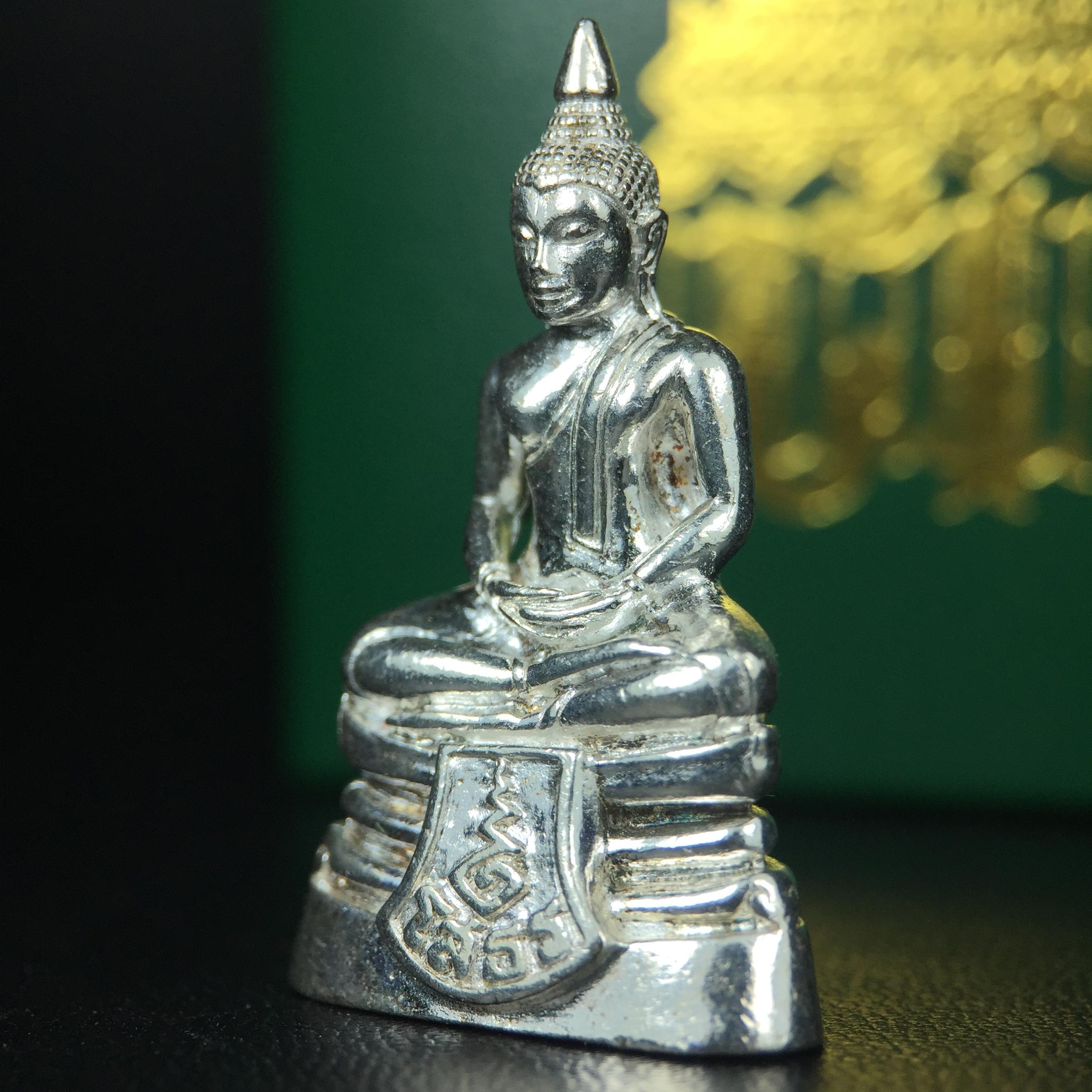 พระพุทธโสธร รุ่น กศก. 120 ปี เนื่องในโอกาสครบ 120 ปี กรมศุลกากร กระทรวงการคลัง จัดสร้าง ปี 2537 เนื้อเงินบริสุทธิ์ 99.9% ผิวขัดเงา(งานบริษัท แพรนด้า จิวเวลรี่)สวยงดงาม ทรงคุณค่า