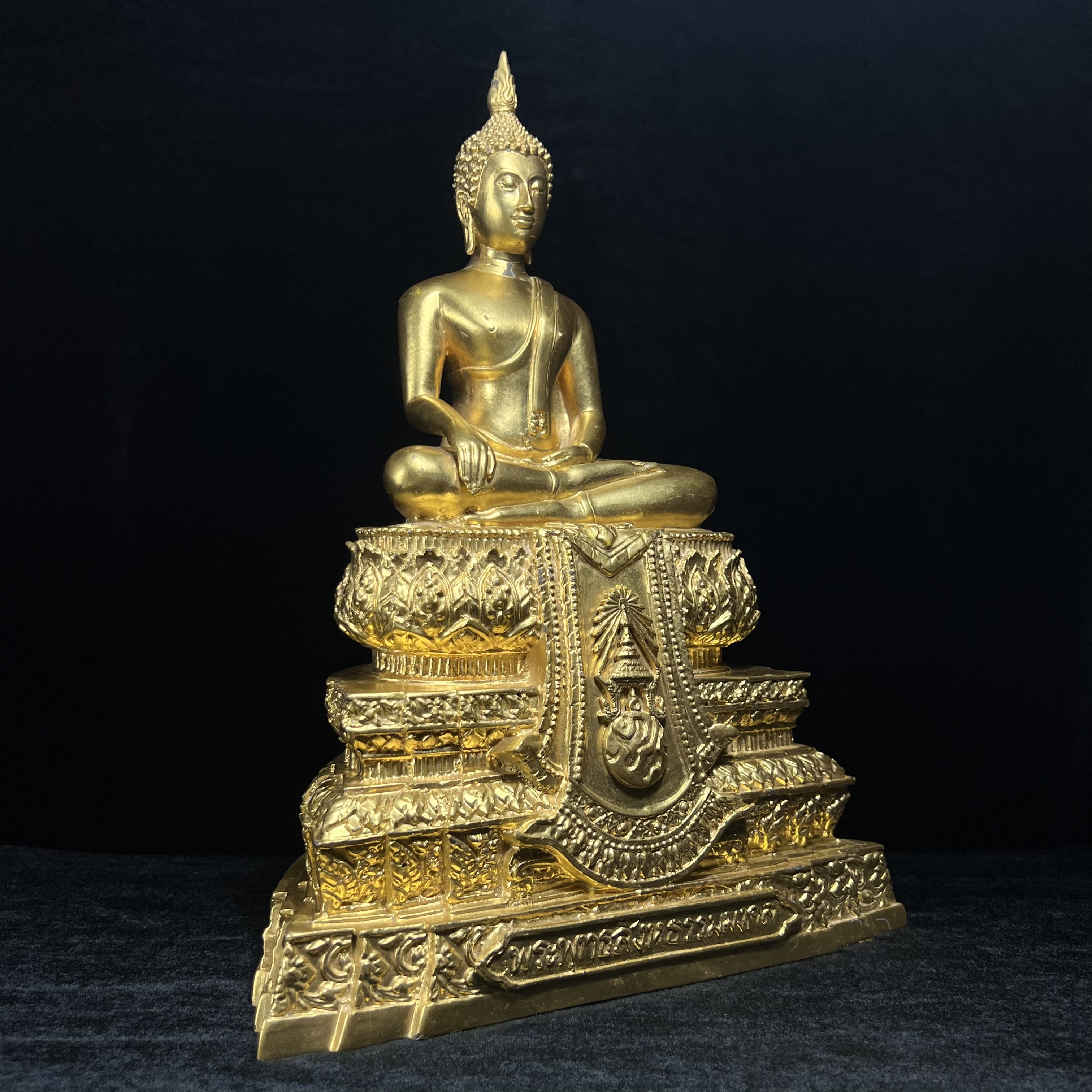 พระพุทธสิงหธรรมมงคล ภปร. รุ่นแรก พุทธสมาคมแห่งประเทศไทย ในพระบรมราชูปถัมภ์ จัดสร้าง ปี2547 เนื้อโลหะผสมปิดทอง หน้าตัก 5 นิ้ว(1 ใน 1999 องค์)หายาก