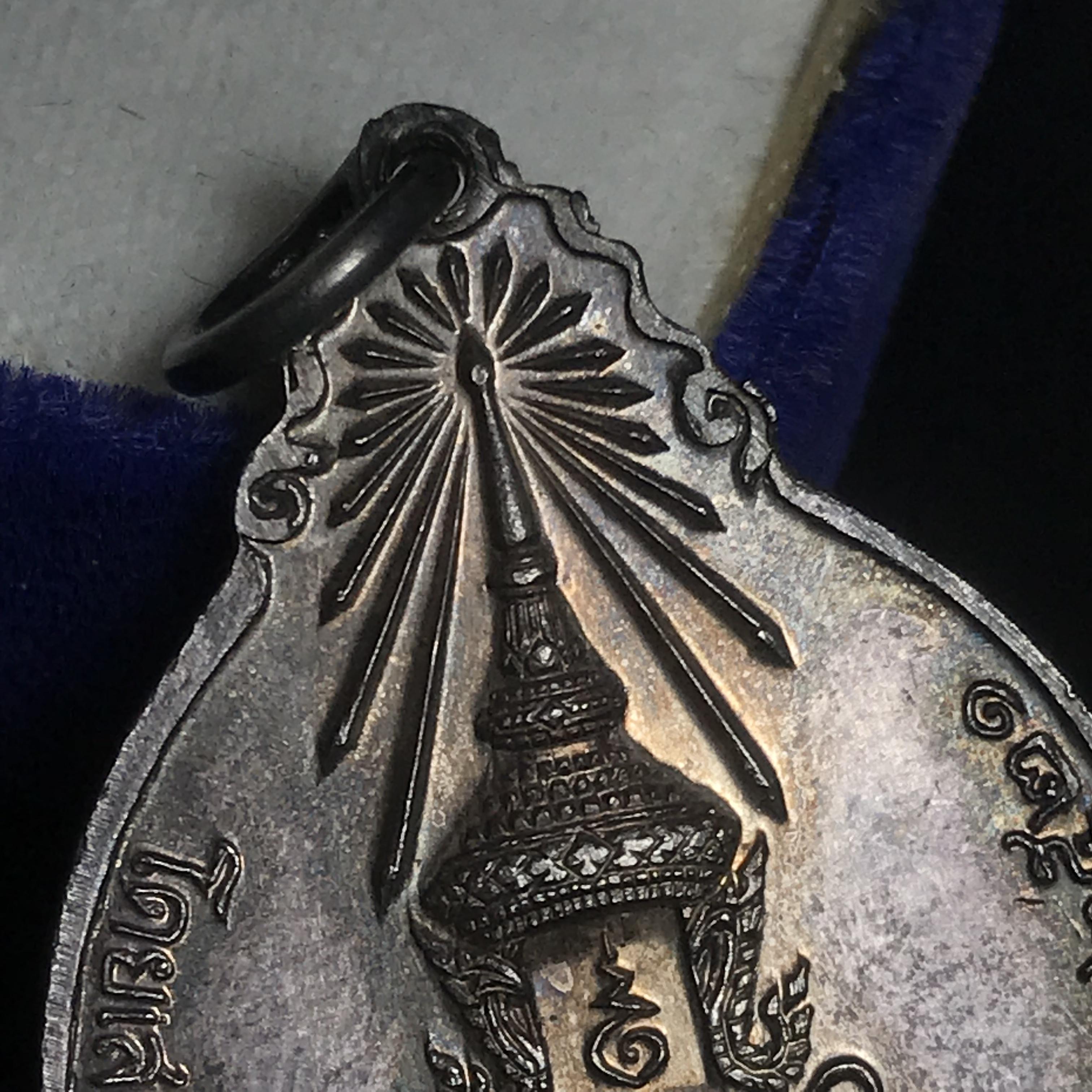 หลวงปู่แหวน วัดดอยแม่ปั๋ง รุ่นสร้างตึกโรงพยาบาล ปี 2521 หลัง ภปร.(ใหญ่) เนื้อเงิน(บล็อกนิยม)(คัดสวยสภาพผิวเดิม)กล่องเดิมครบสมบูรณ์(หายาก)