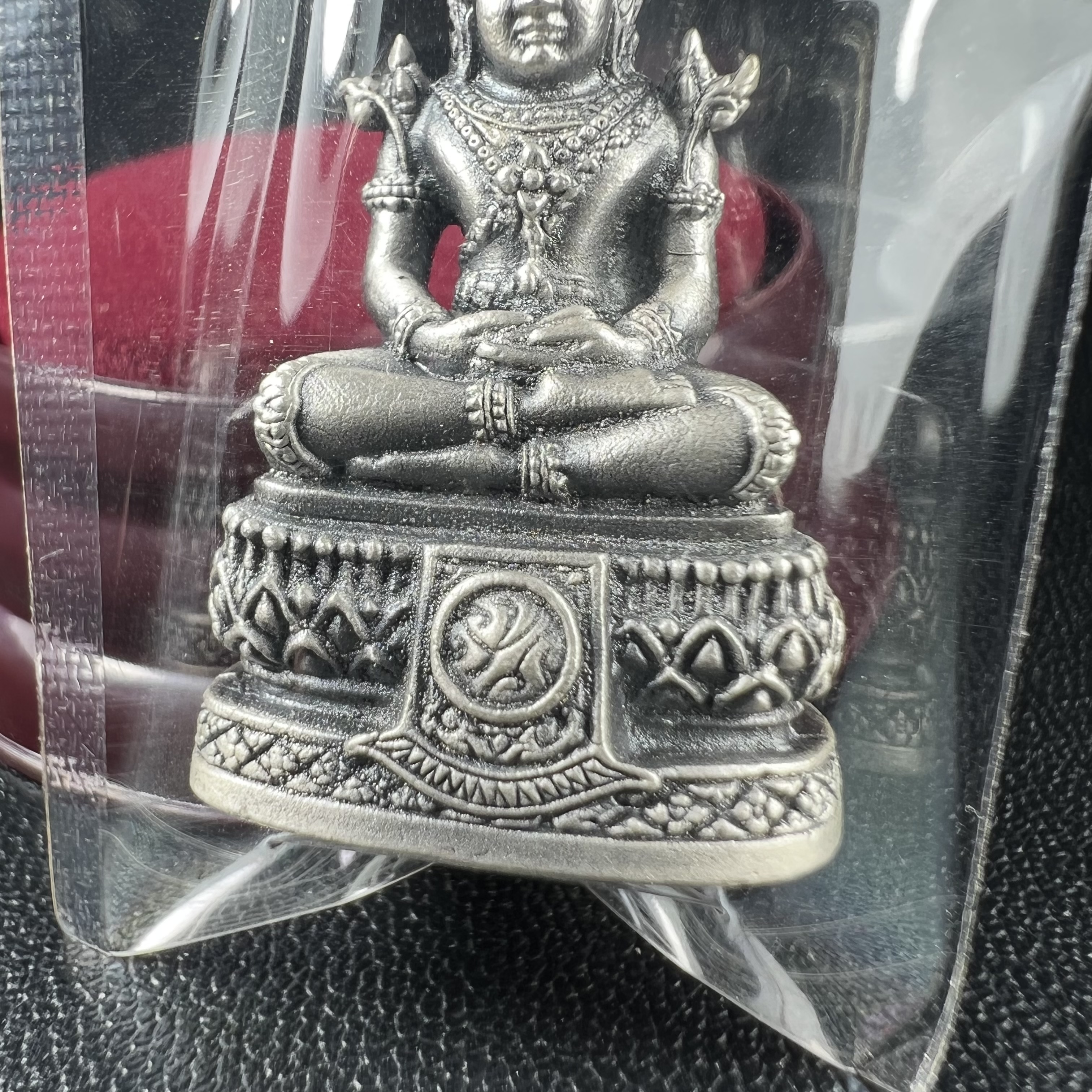 พระแก้วมรกต ภปร.(รุ่นแรก) ปี2545 รุ่นฉลองกรุงรัตนโกสินทร์ครบ 220 ปี พิมพ์ลอยองค์ใหญ่ เนื้ออัลปาก้า ชุบเงินลงดำ ขนาด 19*35 มม. พร้อมครอบตั้งโชว์เดิม องค์พระซีนซองเดิม สวยครบสมบูรณ์