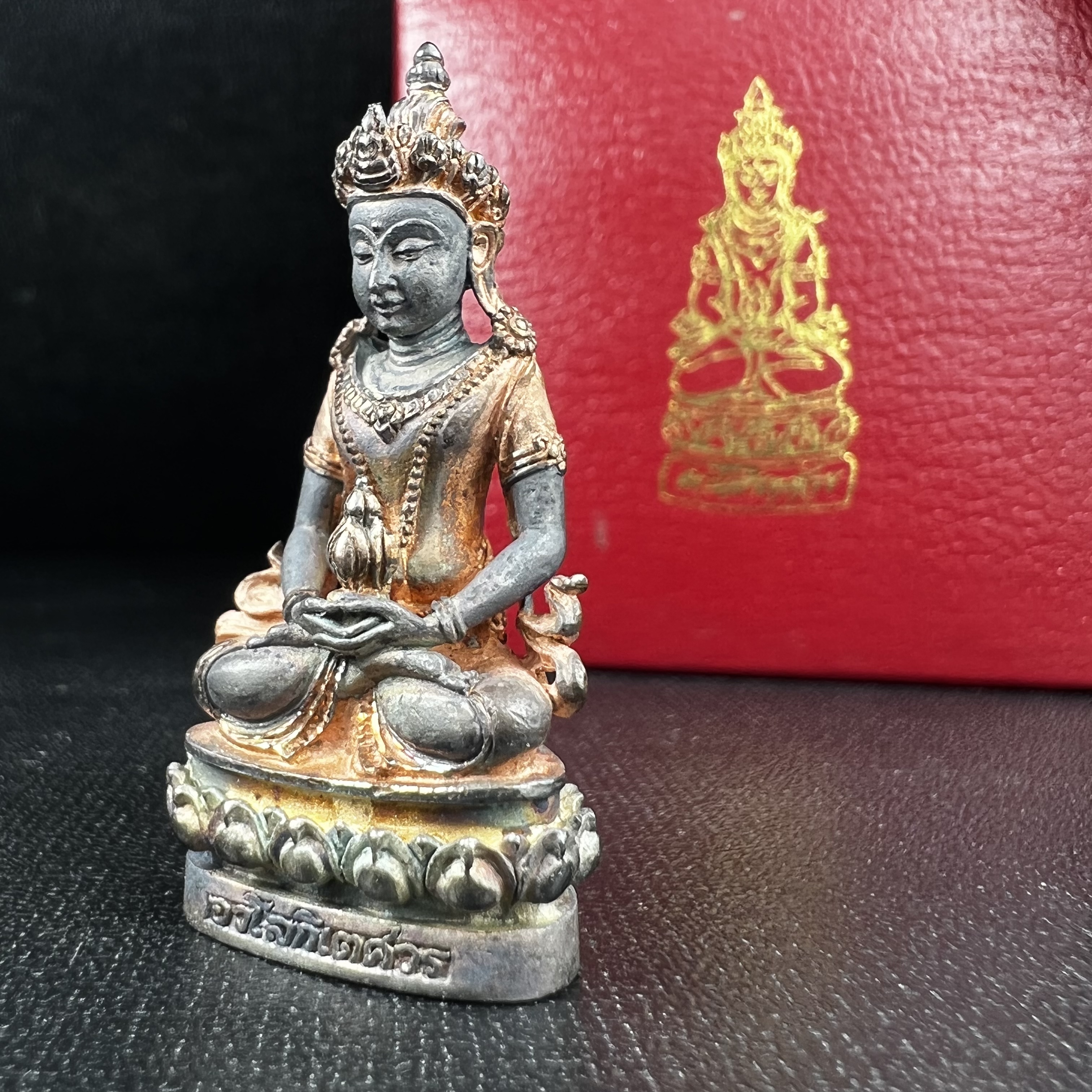 พระกริ่งอวโลกิเตศวร ( เจ้าแม่กวนอิม ) วัดโพธิ์แมนคุณาราม เนื้อเงิน 3 กษัตริย์ พ่นทราย(ผิวเดิม ขึ้นสีรุ้งธรรมชาติ แบบนิยม เสน่ห์ของพระเนื้อเงิน) รุ่นอุดมโภคทรัพย์ พ.ศ.2539(อีกหนึ่งรุ่นยอดนิยม พุทธศิลป์สวยงดงาม)