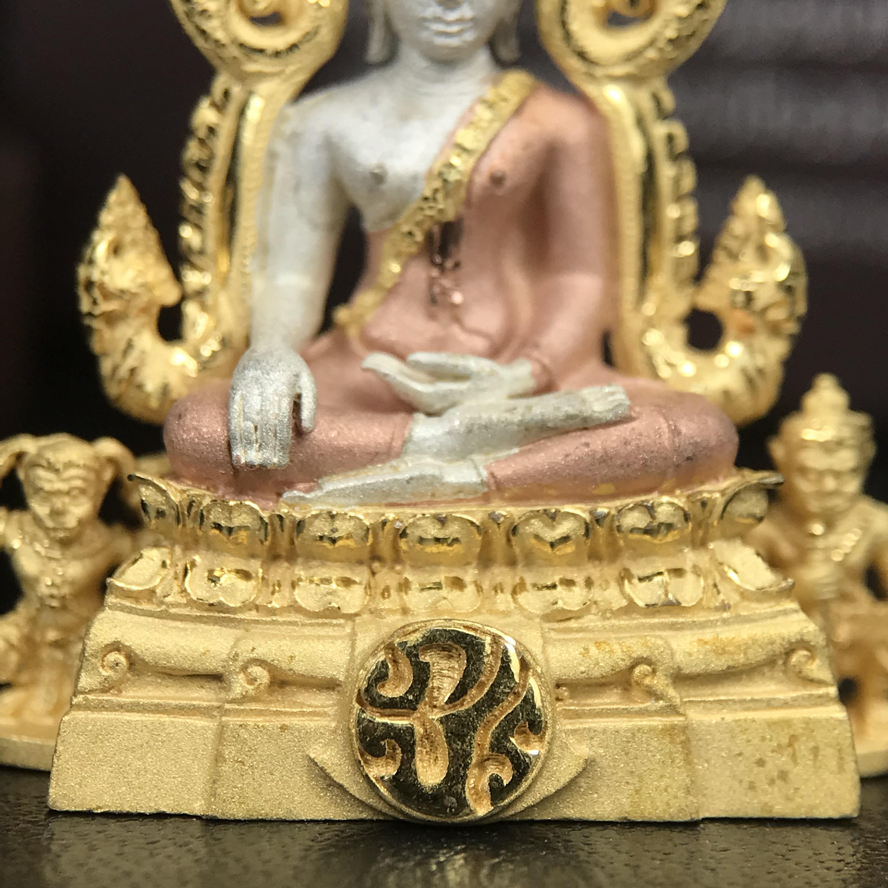 พระพุทธชินราช ภปร. โครงการ "เพราะแผ่นดินนี้ คือ แผ่นดินเกิด" ปี 2548(รุ่นแรก) ลอยองค์เนื้อเงินสามกษัตริย์ หน้าตัก 1/2 นิ้ว (ขนาด 3.5 x 2.5 ซม.) พุทธศิลป์งดงามทรงคุณค่า รุ่นยอดนิยม(องค์หมายเลข ๘๘๔๖)