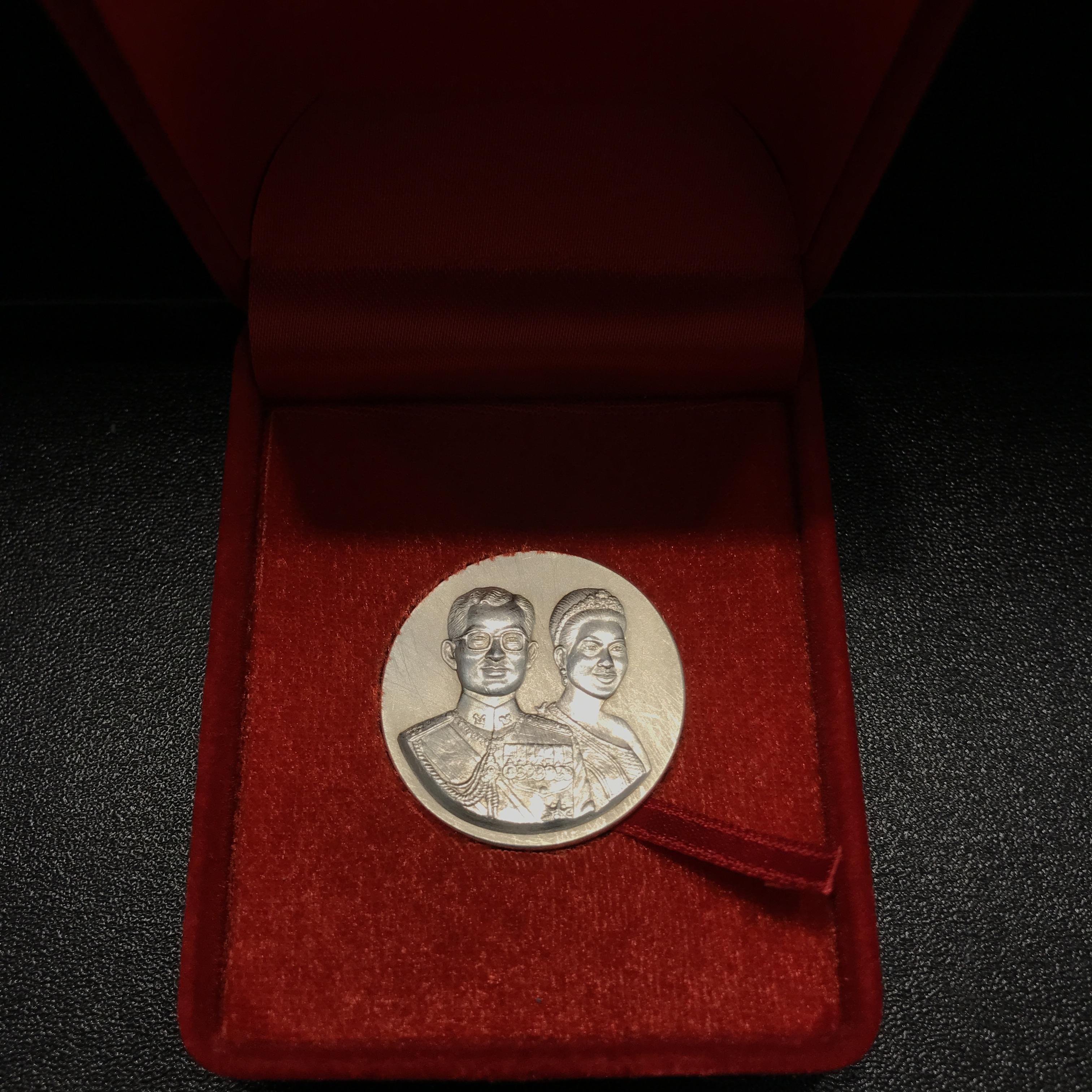 เหรียญที่ระลึก 50 ปีสำนักงานทรัพย์สินส่วนพระมหากษัตริย์ พ.ศ.2541 เนื้อเงินกล่องเดิม (หายาก)