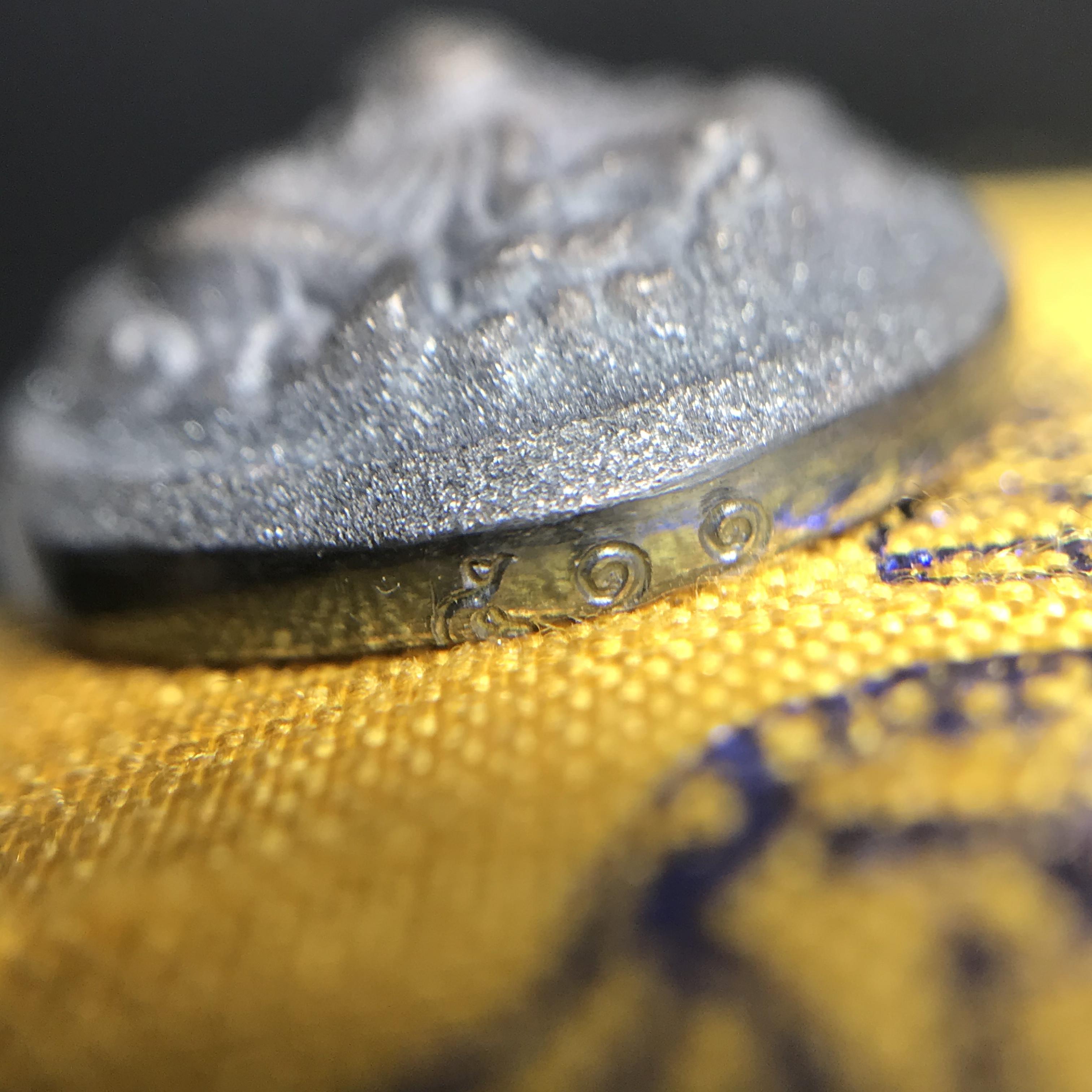 เหรียญพระพิฆเนศวร ญสส. ชุดกาญจนาภิเษกครองราชย์ 50 ปี พุทธศักราช 2538 พิมพ์เล็ก(1.9 ซม.) เนื้อเงินผิวเดิมกลับดำเข้มขลังงดงามธรรมชาติ สภาพสวยเดิมพร้อมกล่องบรรจุเดิม ตอกโค๊ดหมายเลขกำกับ(1ใน1000องค์)