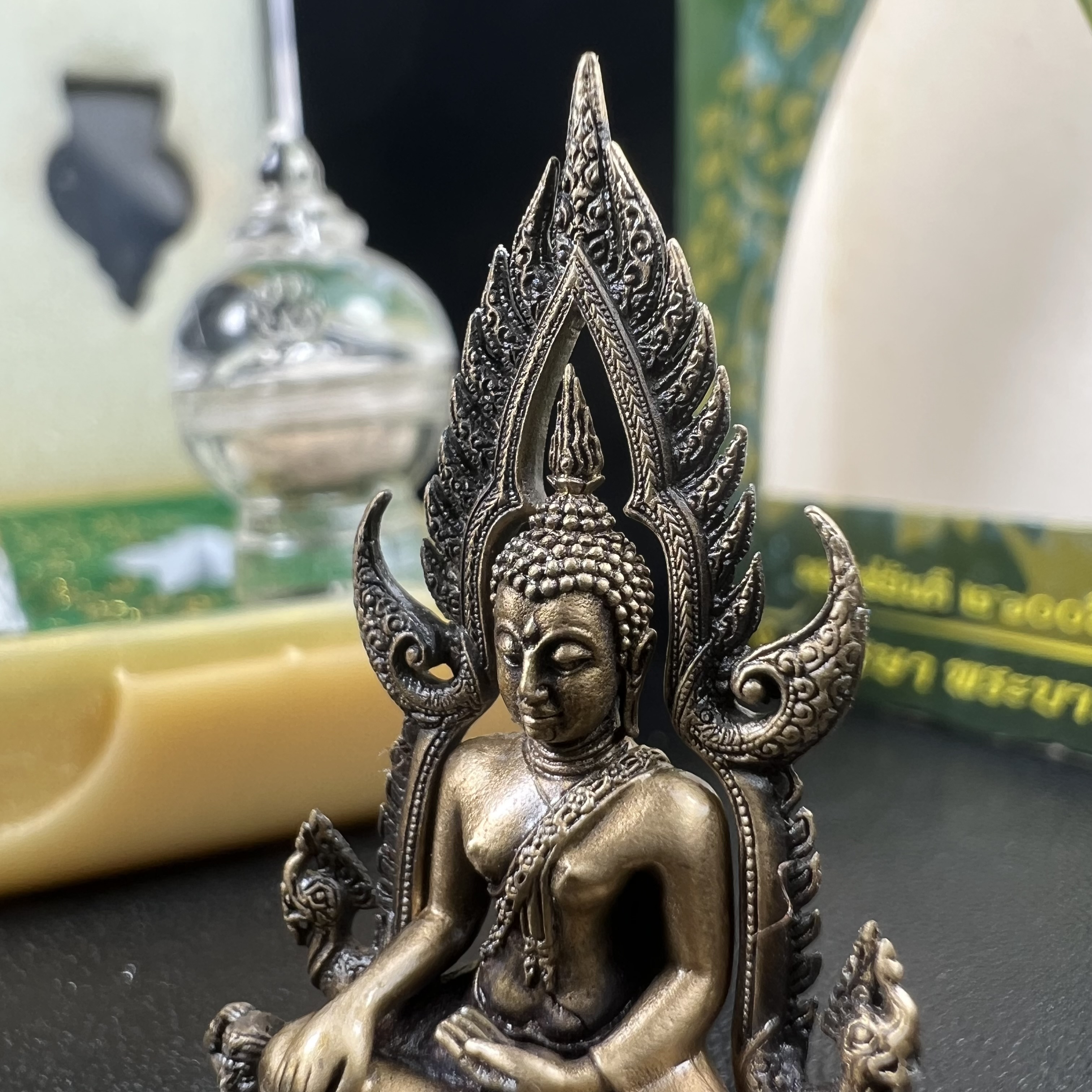 พระพุทธชินราช(จำลอง) ภปร. 84 พรรษา ปี 2554 เนื้อบรอนซ์รมดำซาติน พิมพ์กลางขนาดหน้าตัก 1/2 นิ้ว(พระราชทานมวลสาร จิตรลดาและเส้นพระเจ้า(เส้นผม)รัชกาลที่9)พุทธศิลป์ทรงคุณค่าอีกหนึ่งรุ่นยอดนิยม