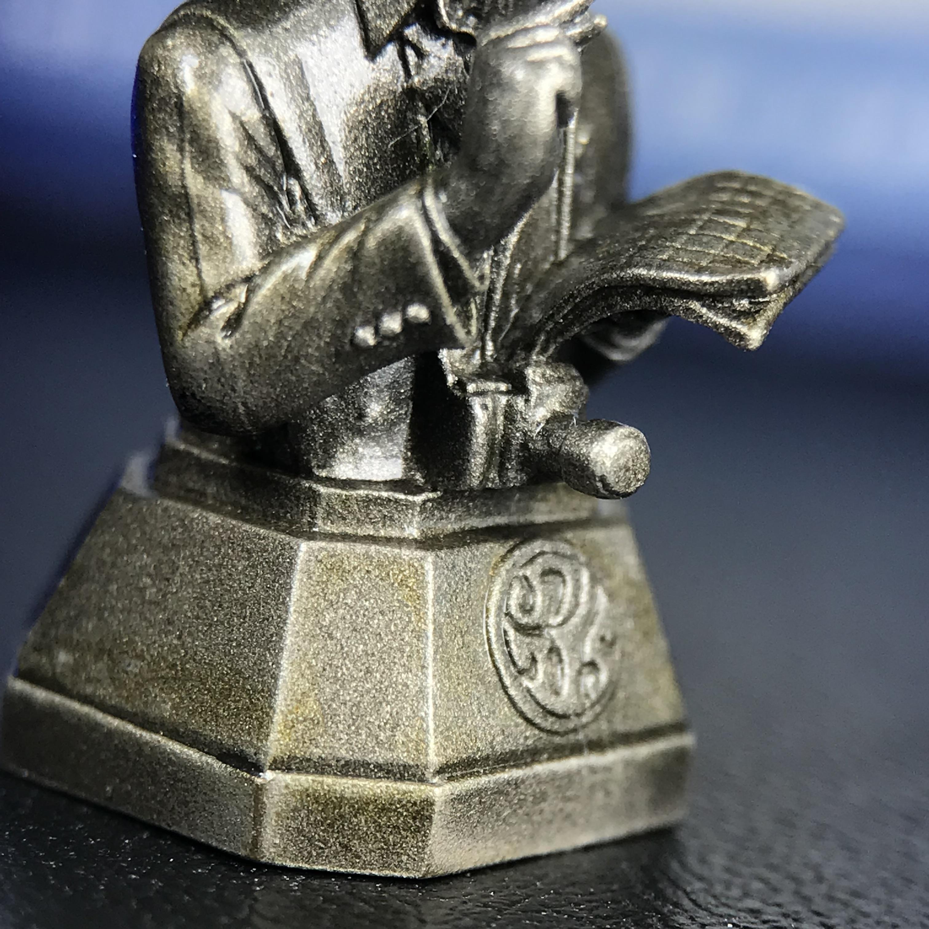 พระบรมรูปพระบาทสมเด็จพระเจ้าอยู่หัวรัชกาลที่ 9(ทรงงาน) ภปร. รุ่นเพราะแผ่นดินนี้คือแผ่นดินเกิด ปี 2551 ขนาดสูง 1 นิ้ว เนื้อบรอนซ์ชุบเงินรมดำ(ด้านหน้า ฐานพระบรมรูปฯ ประดิษฐานอักษรพระปรมาภิไธย ภ.ป.ร.)นิยมหายาก***รุ่นตรา ภปร. พบเจอน้อยมาก****