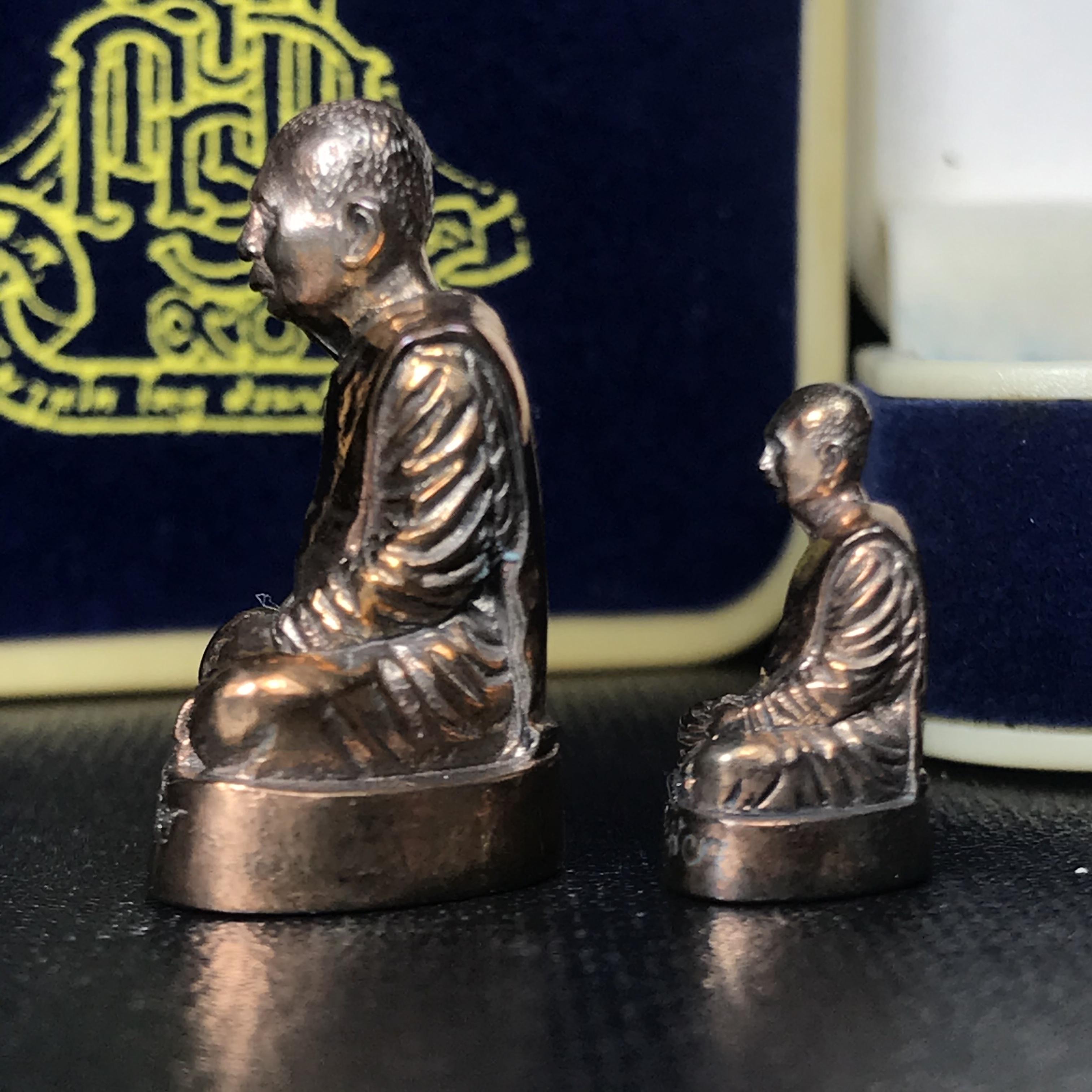 พระรูปเหมือนลอยองค์ สมเด็จพระสังฆราช วัดบวรนิเวศวิหาร รุ่น คชวัตร ปี2546 ที่ระลึกงานฉลองพระชนมายุ 90 พรรษา เนื้อนวโหละ (พิมพ์ใหญ่หน้าตัก 1.5ซม.+พิมพ์เล็กหน้าตัก1 ซม.)รวม1 ชุด 2 องค์