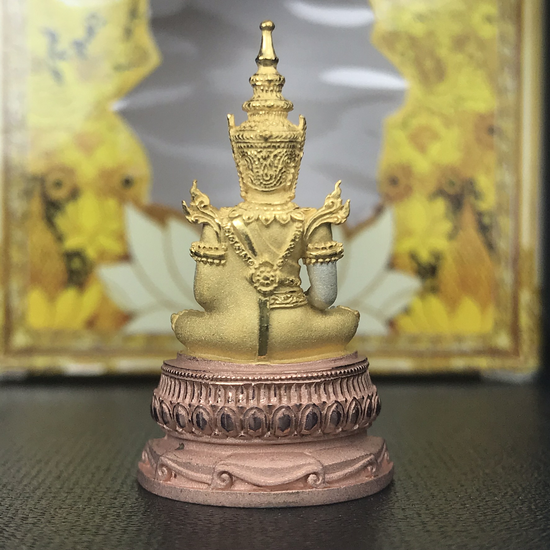 พระแก้วมรกต(จำลอง)ลอยองค์ ขนาดหน้าตัก 1/2 นิ้ว ทรงเครื่องฤดูร้อน เนื้อเงินสามกษัตริย์ ตราสัญลักษณ์ฉลองสิริราชสมบัติ ครบ 60 ปี พ.ศ.2549(สภาพสวย ครบ สมบูรณ์)