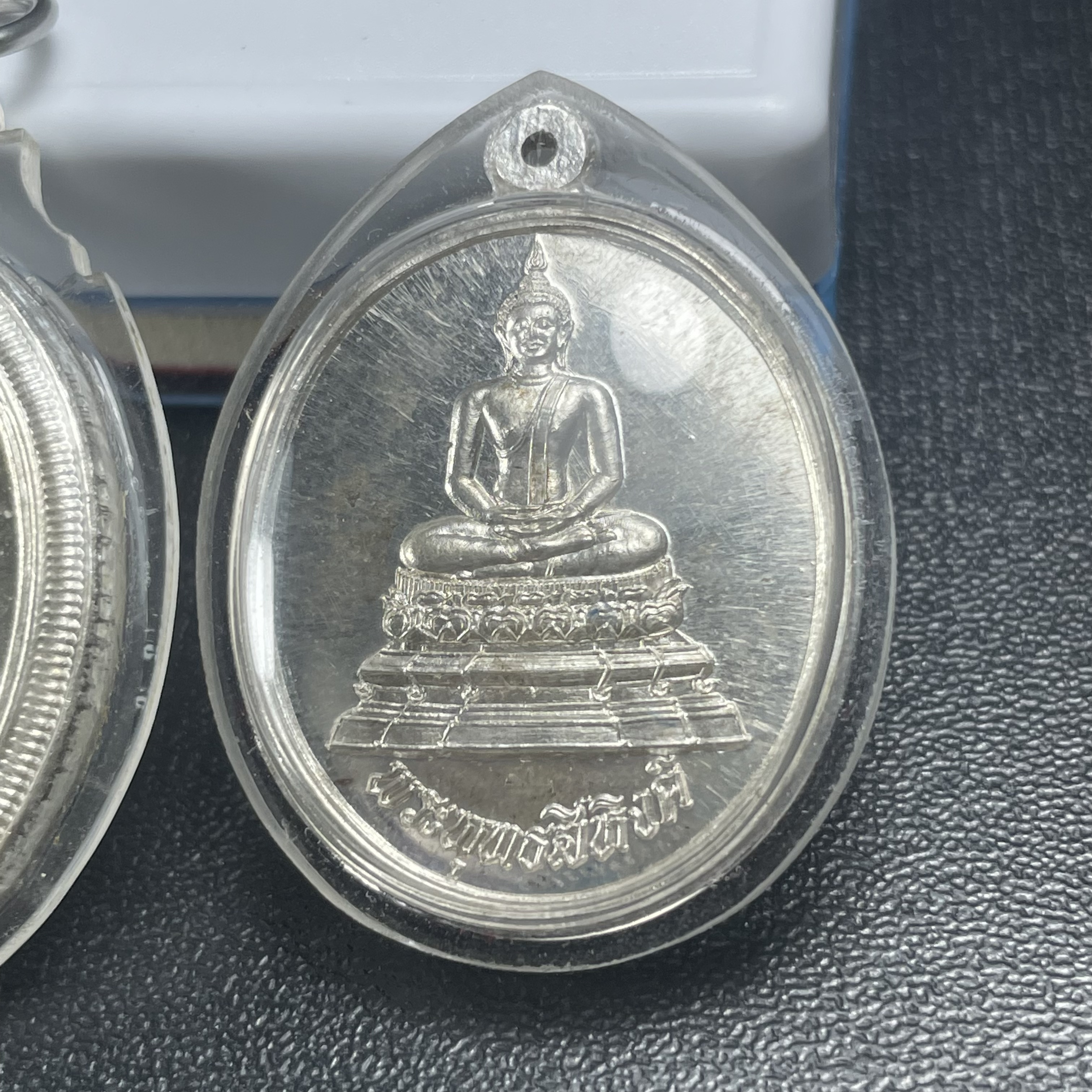 เหรียญพระพุทธสิหิงค์ ภปร. รุ่นมหาลัยธรรมศาสตร์ 60ปี พ.ศ.2537 พิมพ์ใหญ่+พิมพ์เล็ก เนื้อเงินผิวเดิม(ในหลวงรัชกาลที่9เสด็จในพิธี)(หลวงตามหาบัวร่วมปลุกเสก)