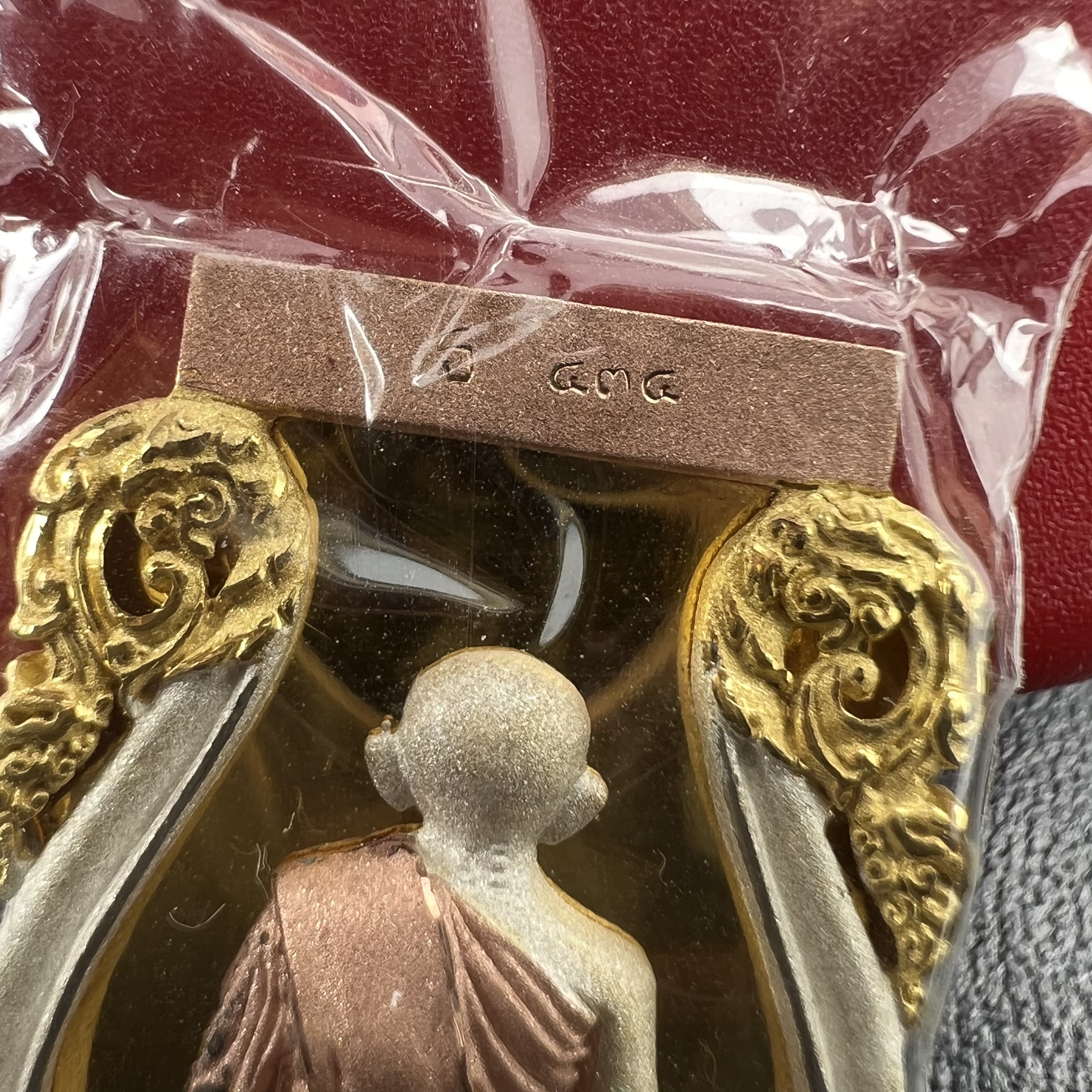 หลวงพ่อทวดเหยียบน้ำทะเลจืด รุ่นครบรอบกระทรวงกลาโหม 115 ปี พิธีปลุกเสก ณ มหาเจดีย์วัดพะโค๊ะ และบนเรือรบหลวงกองเรือยุทธการภาคที่ 2 กลางทะเล จังหวัดสงขลา ปี2545 เหรียญทรงเสมาเนื้อเงินสามกษัตริย์(ฉากพื้นหลังผิวกระจก) ตอกโค๊ตและหมายเลข ซีนซองเดิมกล่องบรรจุเดิม