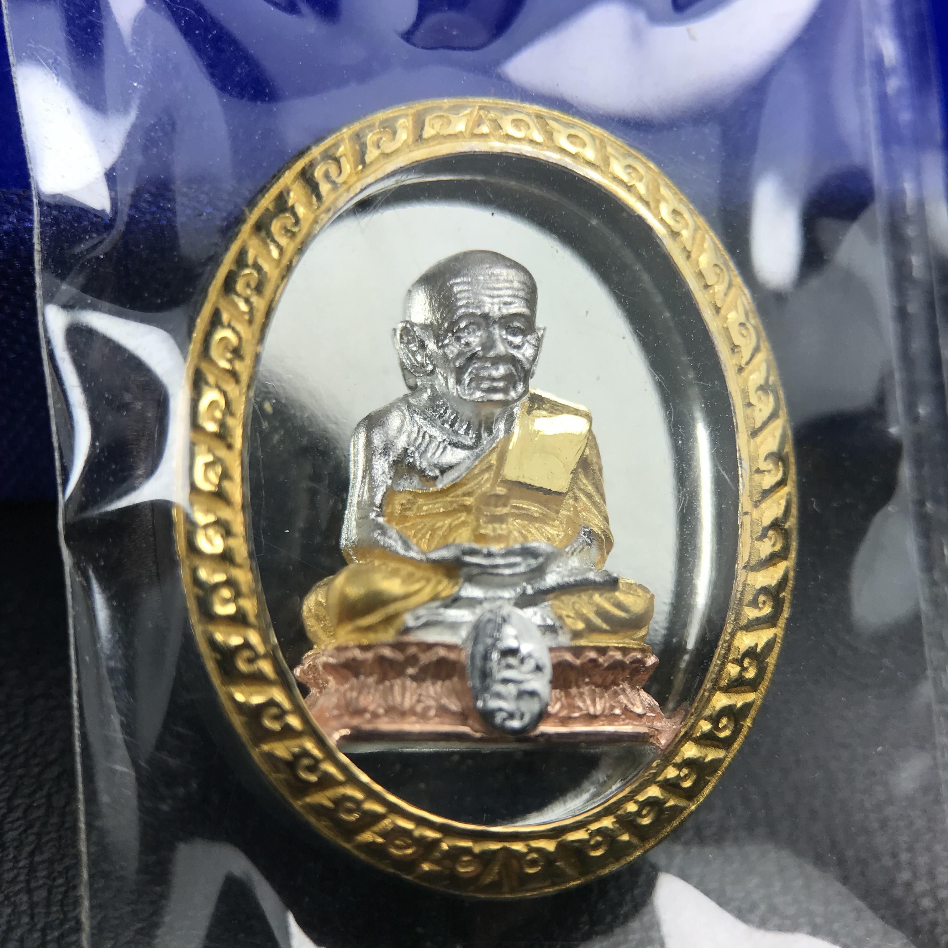 สมเด็จหลวงปู่ทวด วัดช้างให้ รุ่น เฉลิมพระเกียรติ ตราสัญลักษณ์ มวก. พิมพ์รูปไข่เนื้อเงิน-สามกษัตริย์ ปี 2544 พิธีพุทธาภิเษกใหญ่ ณ อุโบสถวัดช้างให้และอุโบสถวัดพระศรีรัตนศาสดาราม ( วัดพระแก้ว )โดยนิมนต์เกจิชื่อดังสายใต้ทั้งหมดจำนวน 108 รูป(องค์หมายเลข 2950)