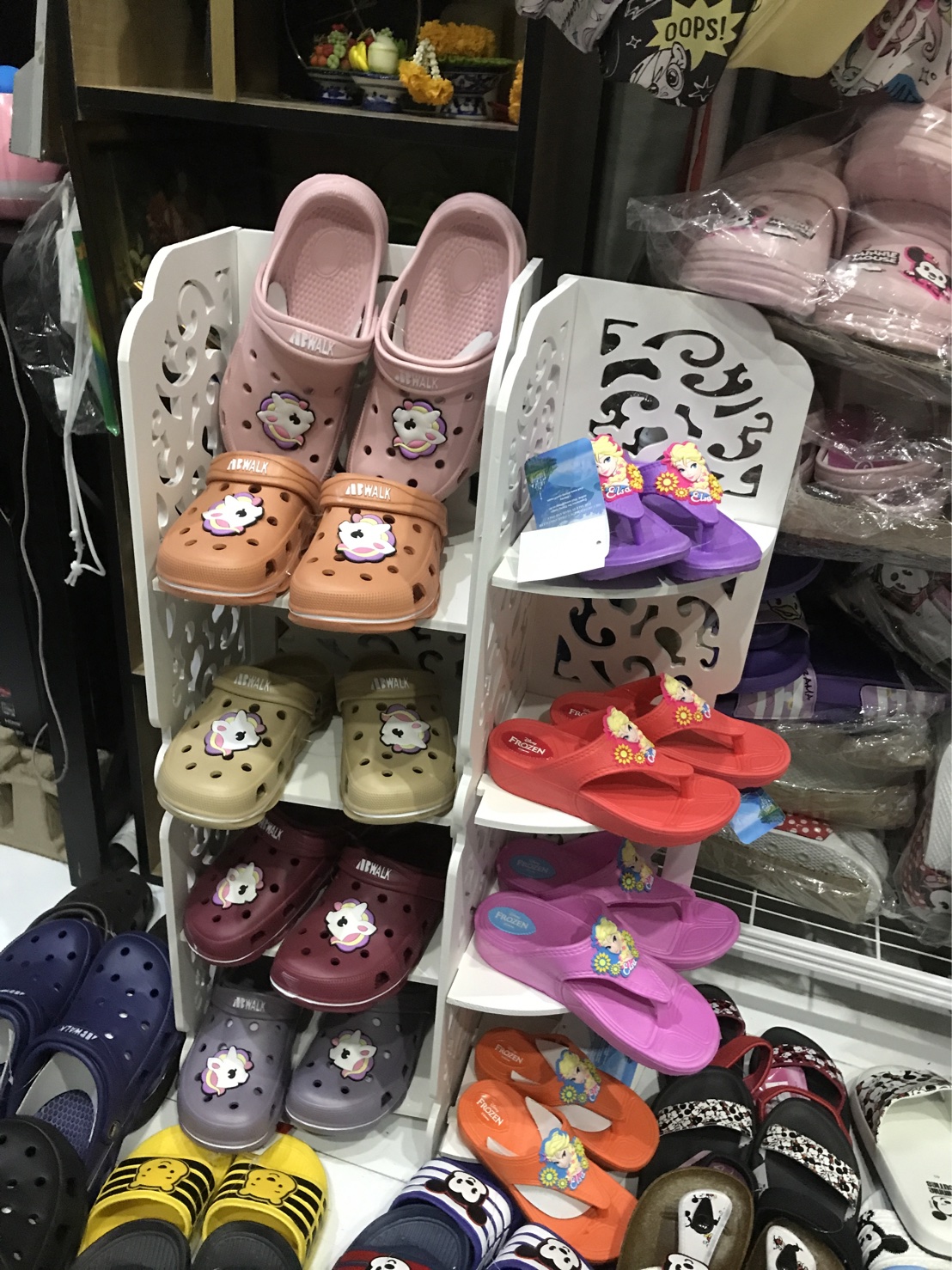 ชั้นวางเข้ามุมสไตล์นอร์ดิก