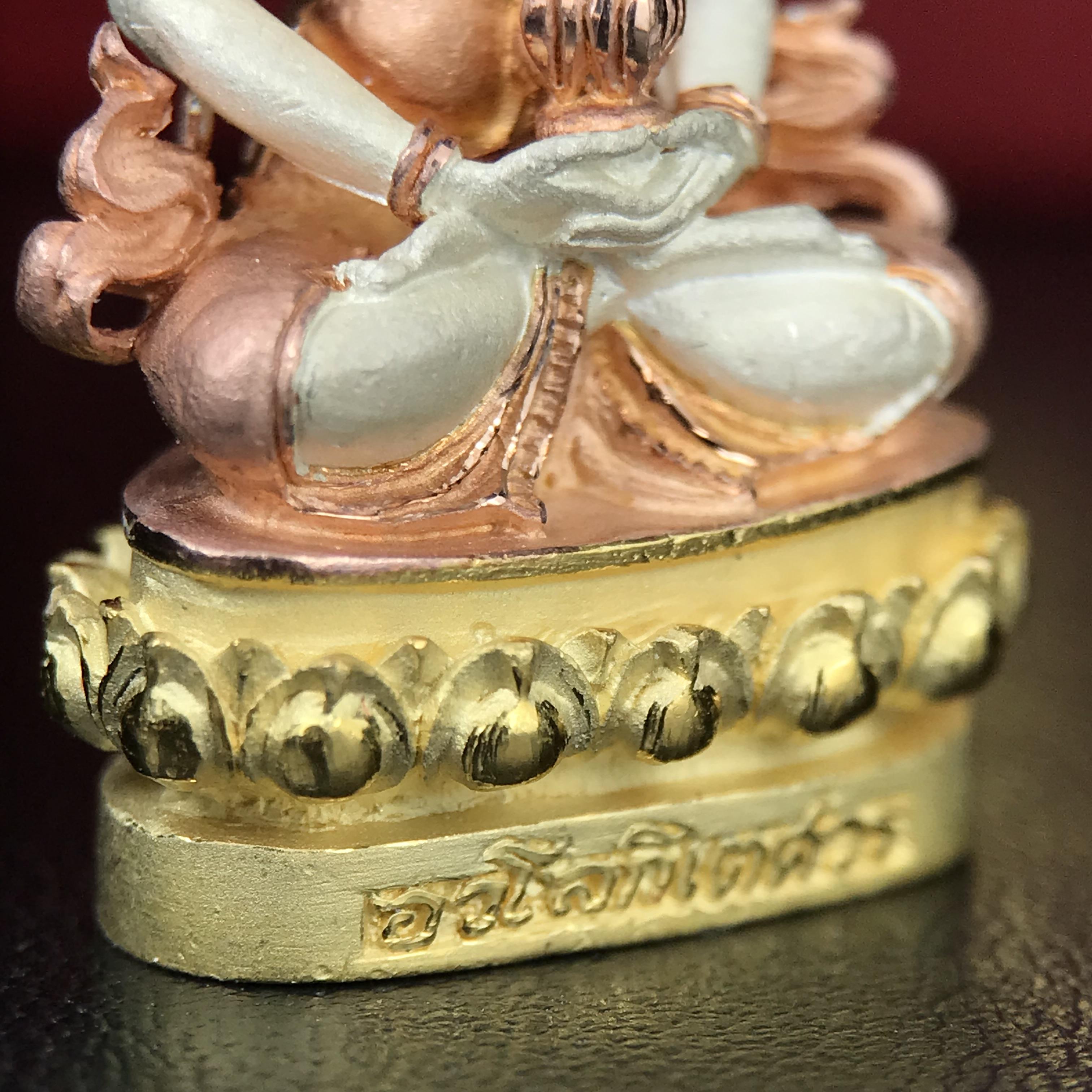 พระกริ่งอวโลกิเตศวร ( เจ้าแม่กวนอิม ) วัดโพธิ์แมนคุณาราม รุ่นอุดมโภคทรัพย์ พ.ศ.2539 เนื้อเงิน 3 กษัตริย์ ผิวสวยเดิมพร้อมกล่องบรรจุเดิม (อีกหนึ่งรุ่นยอดนิยม พุทธศิลป์สวยงดงาม)