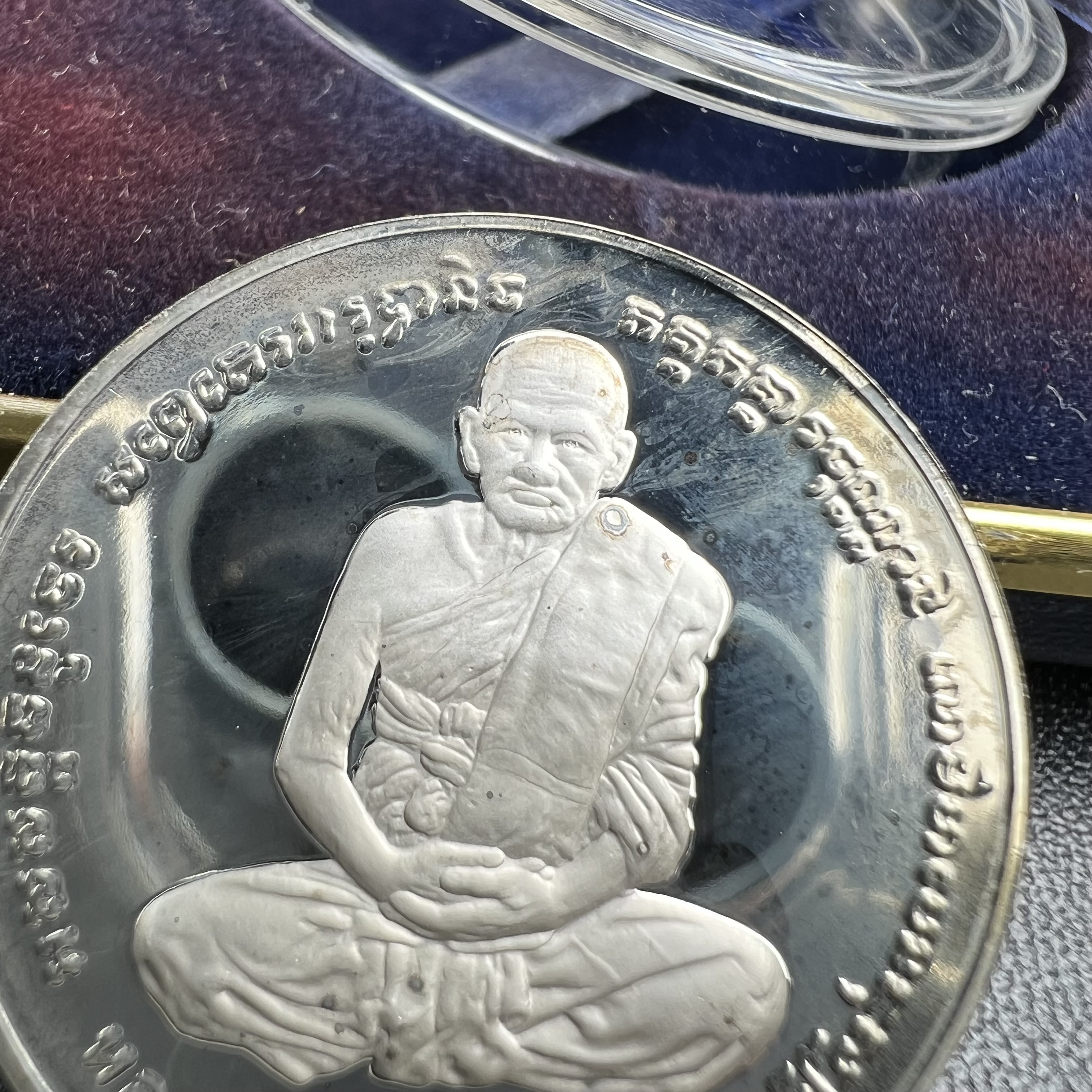 เหรียญหลวงพ่อเงิน หลัง พระครูพิบูลธรรมเวท หลวงพ่อเปรื่อง วัดบางคลาน เนื้อเงินแท้ ขัดเงา ขนาด 2.9 ซม. ประกอบพิธีมหาพุทธาภิเษก ณ อุโบสวัดหิรัญญาราม(วังตะโก) บางคลาน จ.พิจิตร เมื่อวันอังคารที่ 3 มี.ค.2541( เหรียญออกโดยโรงงานกษาปณ์ เพิร์ธ ประเทศออสเตรเลีย )