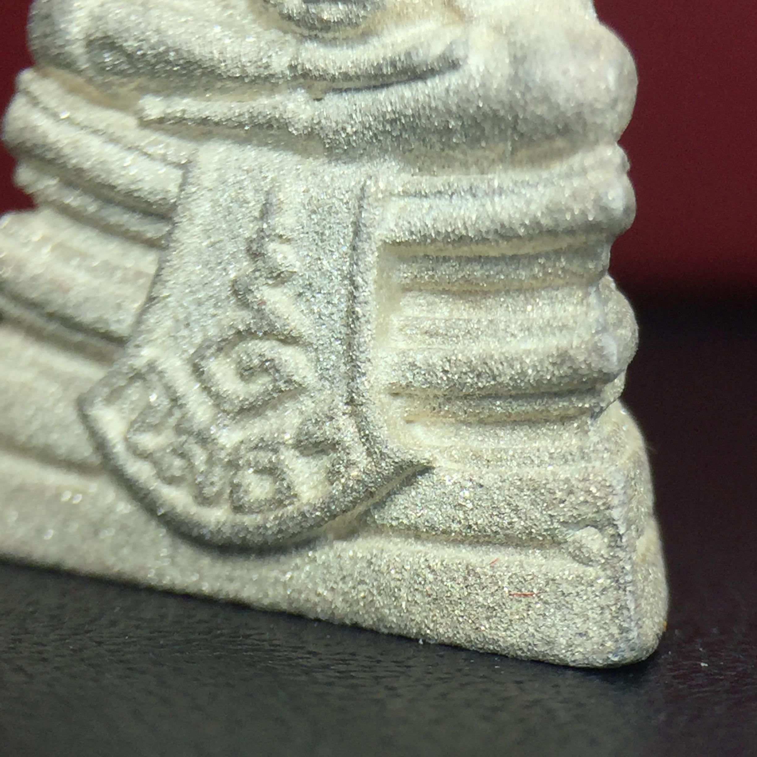 พระพุทธโสธร รุ่นประวติศาสตร์ 80 ปี กรมตำรวจ ปี 2538 เนื้อเงินประกายเพชร(เงินพ่นทราย)พิมพ์ใหญ่ 3.2 ซม. พร้อมกล่องบรรจุเดิม(พระดีพิธีใหญ่ รุ่นยอดนิยม)