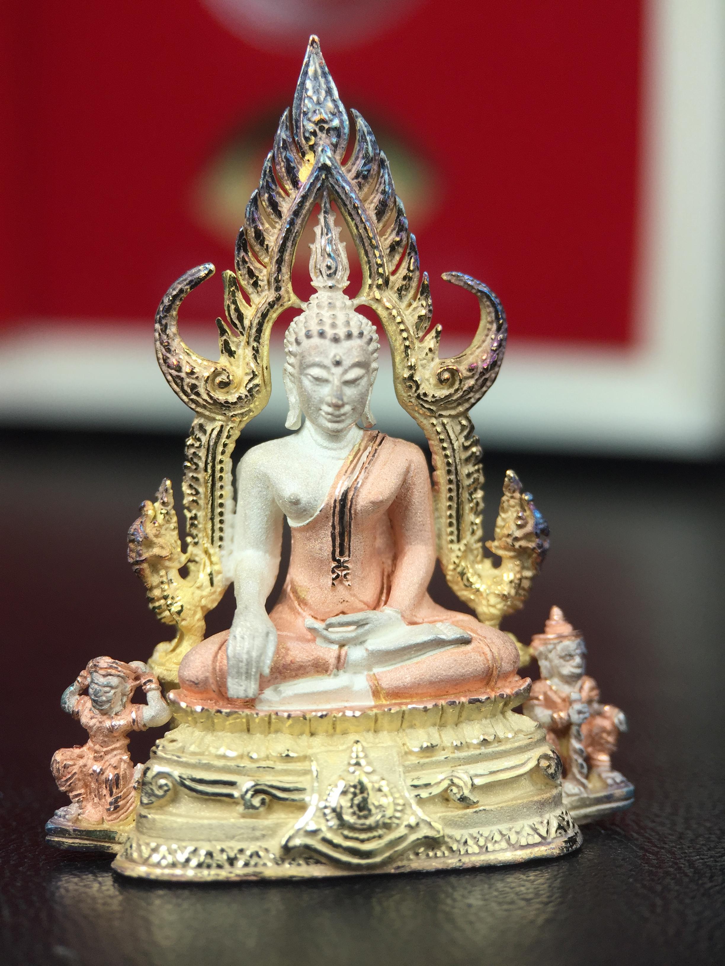 พระพุทธชินราช ภปร. ในวโรกาสพระราชพิธีมหามงคล เฉลิมพระชนมายุ6รอบ 5ธันวาคม2542 มูลนิธิพิทักษ์ดวงตาประชาชน จัดสร้าง เนื้อเงินบริสุทธิ์ 99.9% แบบสามกษัตริย์ขัดเงาบางส่วน พิมพ์ใหญ่ ขนาดสูง 3.4 ซม. พร้อมกล่องบรรจุเดิม