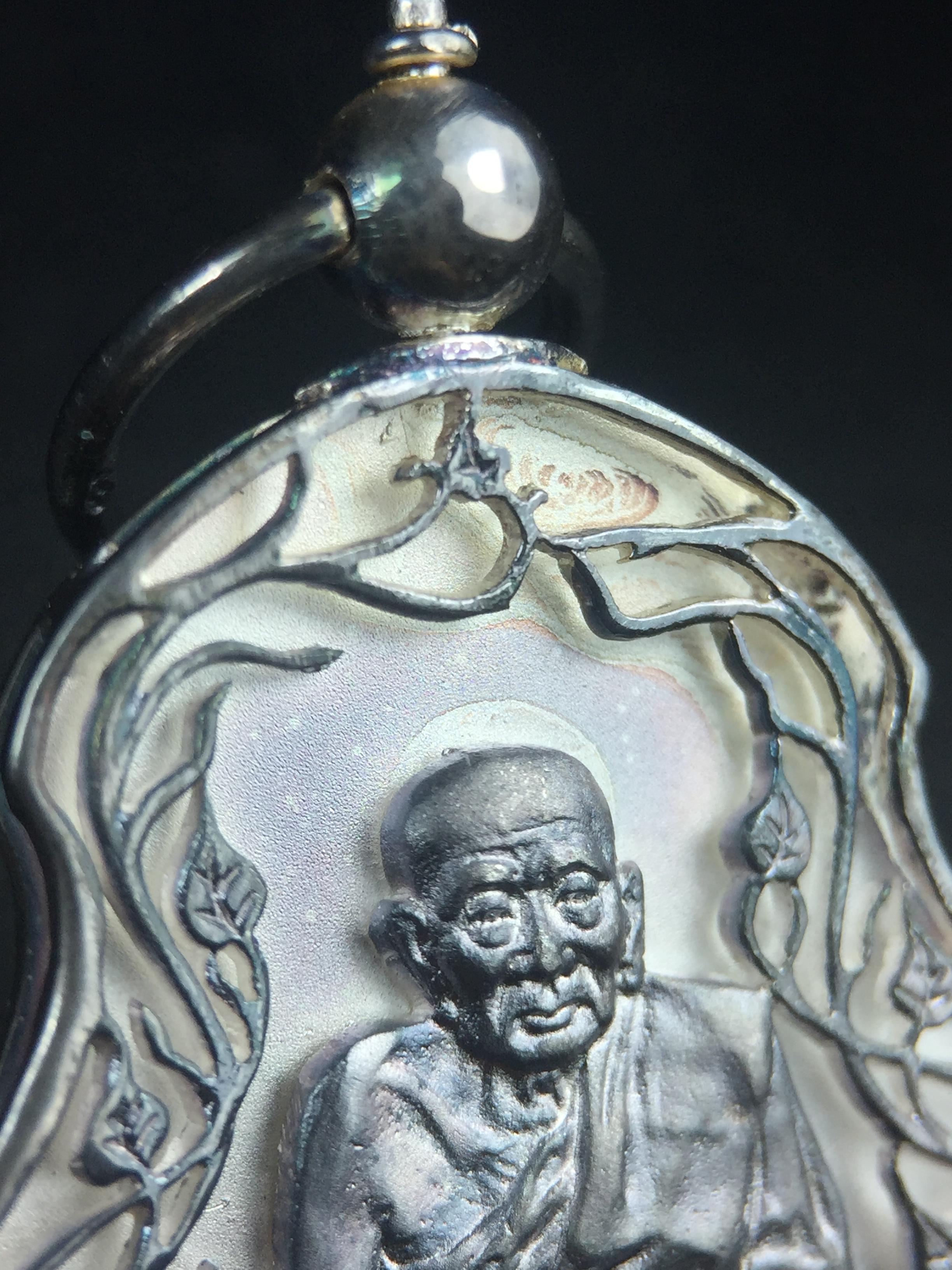 เหรียญหลวงปู่ทวด พระนามาภิไธย สก. แบบงานฉลุโบราณ(HAND MADE) ปี 2544 เนื้อเงิน(ผิวเดิมขึ้นสีรุ้งธรรมชาติสวยมาก) พิธีปลุกเสก ณ อุโบสถวัดช้างให้ และ พิธีมังคลาภิเษก ณ พระอุโบสถ วัดพระศรีรัตนศาสดาราม(วัดพระแก้ว) (1 ใน 2000 เหรียญ)พบเจอน้อยหายากมาก