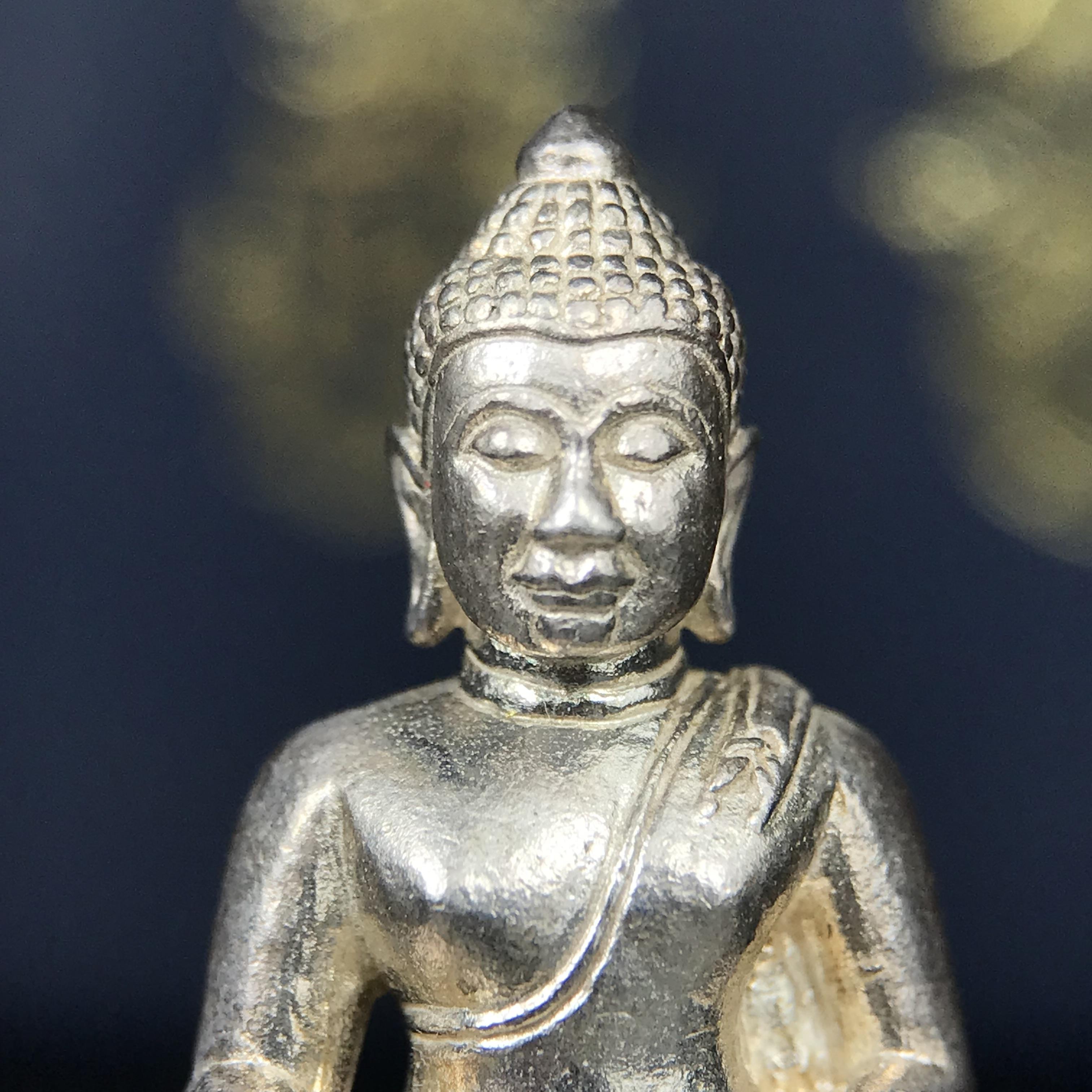 พระกริ่งพระพุทธนรสีห์ จปร.+ภปร. ครบรอบ 100 ปี ธนาคารไทยพาณิชย์ ปี 2550 พระกริ่งเนื้อเงิน(หายาก)(พุทธศิลป์งดงาม)ด้านหน้าฐานประดับด้วยตราสัญลักษณ์ "จปร" และ "ภปร" (องค์เนื้อเงินสร้างน้อย พบเจอน้อยหายาก)1 ใน 2500 องค์