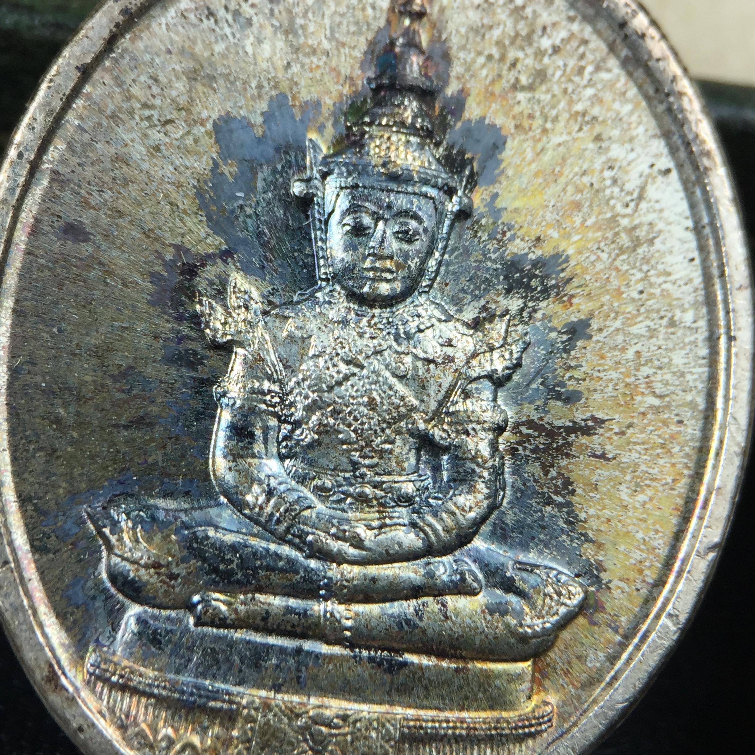 เหรียญพระแก้วมรกตหลัง ภปร. ฉลองกรุงรัตนโกสินทร์ครบ 200 ปี พ.ศ.2525 เนื้อเงิน(ผิวเดิม สวย)กล่องบรรจุเดิมครบ3พิมพ์(บล็อกพระราชศรัธา)(ในหลวงรัชกาลที่9 เสด็จในพิธี)ชอบเก็บแบบผิวเดิมๆชุดนี้เลยแนะนำ ผิวเดิมสวยมาก เสน่ห์พระเนื้อเงิน