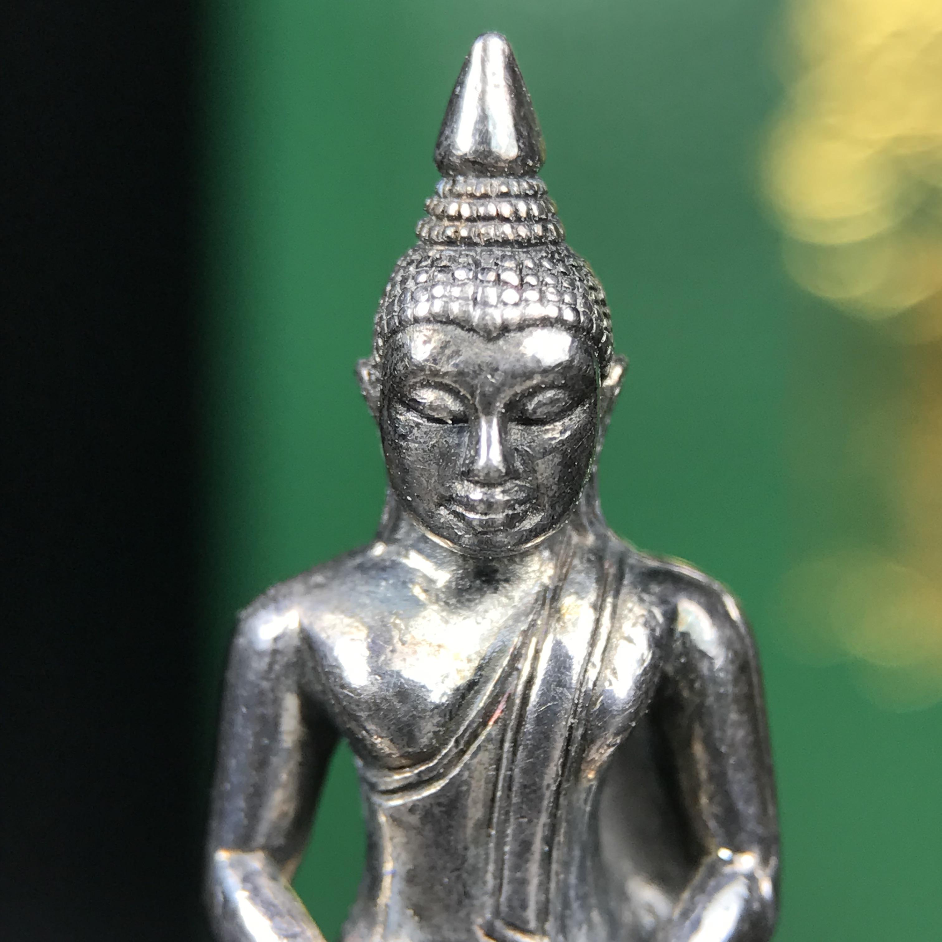 พระพุทธโสธร รุ่น กศก. 120 ปี เนื่องในโอกาสครบ 120 ปี กรมศุลกากร กระทรวงการคลัง จัดสร้าง ปี 2537 เนื้อเงินบริสุทธิ์ 99.9% ผิวขัดเงาลงดำ(เข้มขลัง)(งานบริษัท แพรนด้า จิวเวลรี่)สวยงดงาม ทรงคุณค่า