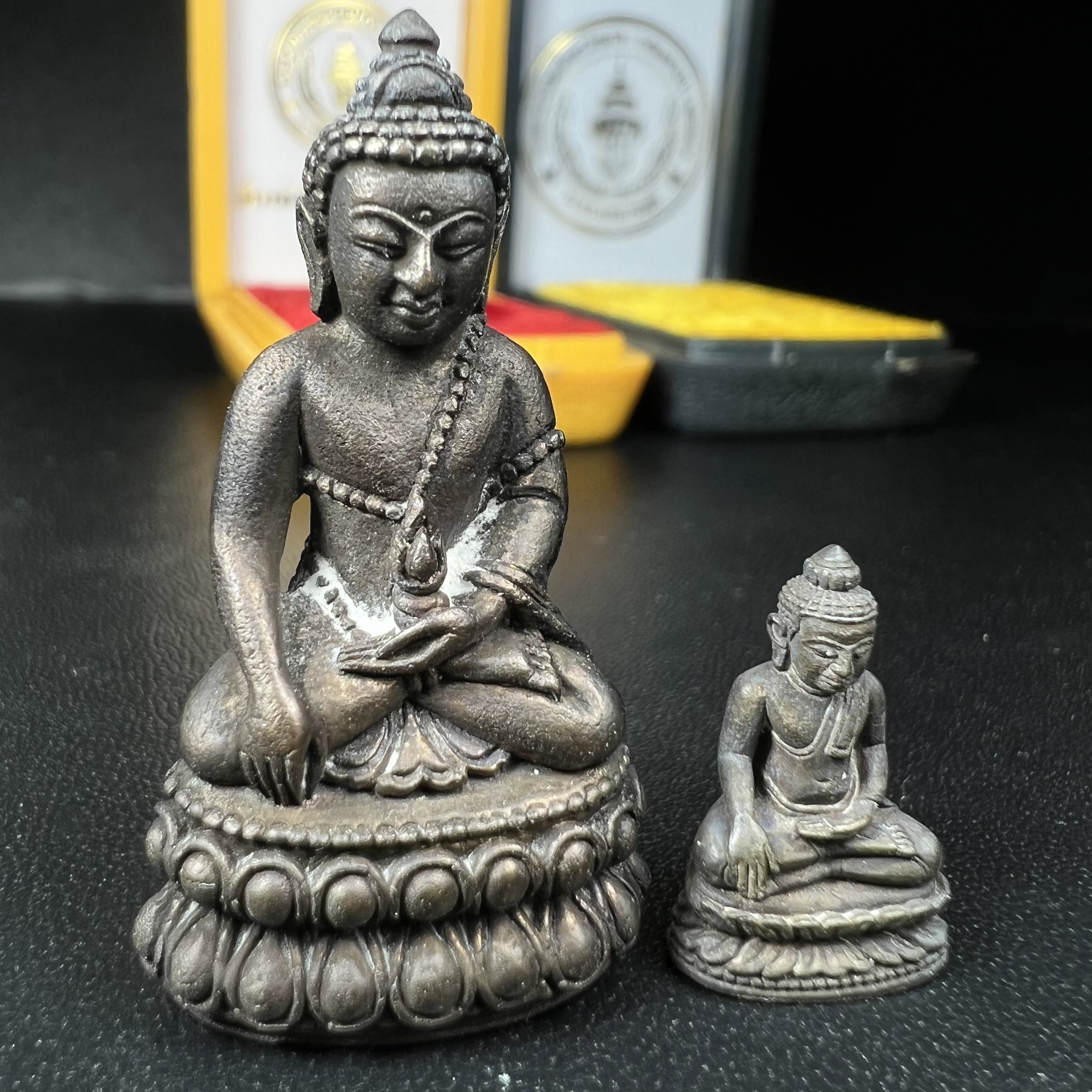 พระกริ่ง-พระชัยวัฒน์ ฉลองพระชนมายุครบ 7 รอบ 84 พรรษา สมเด็จพระสังฆราช(วาสน์) วัดราชบพิธฯ พ.ศ.2525 เนื้อนวโลหะ สภาพสวยมากกล่องบรรจุเดิมครบชุดสมบูรณ์(งานแกะแม่พิมพ์โดย นายช่างเกษม มงคลเจริญ)(1 ใน 1885 องค์)