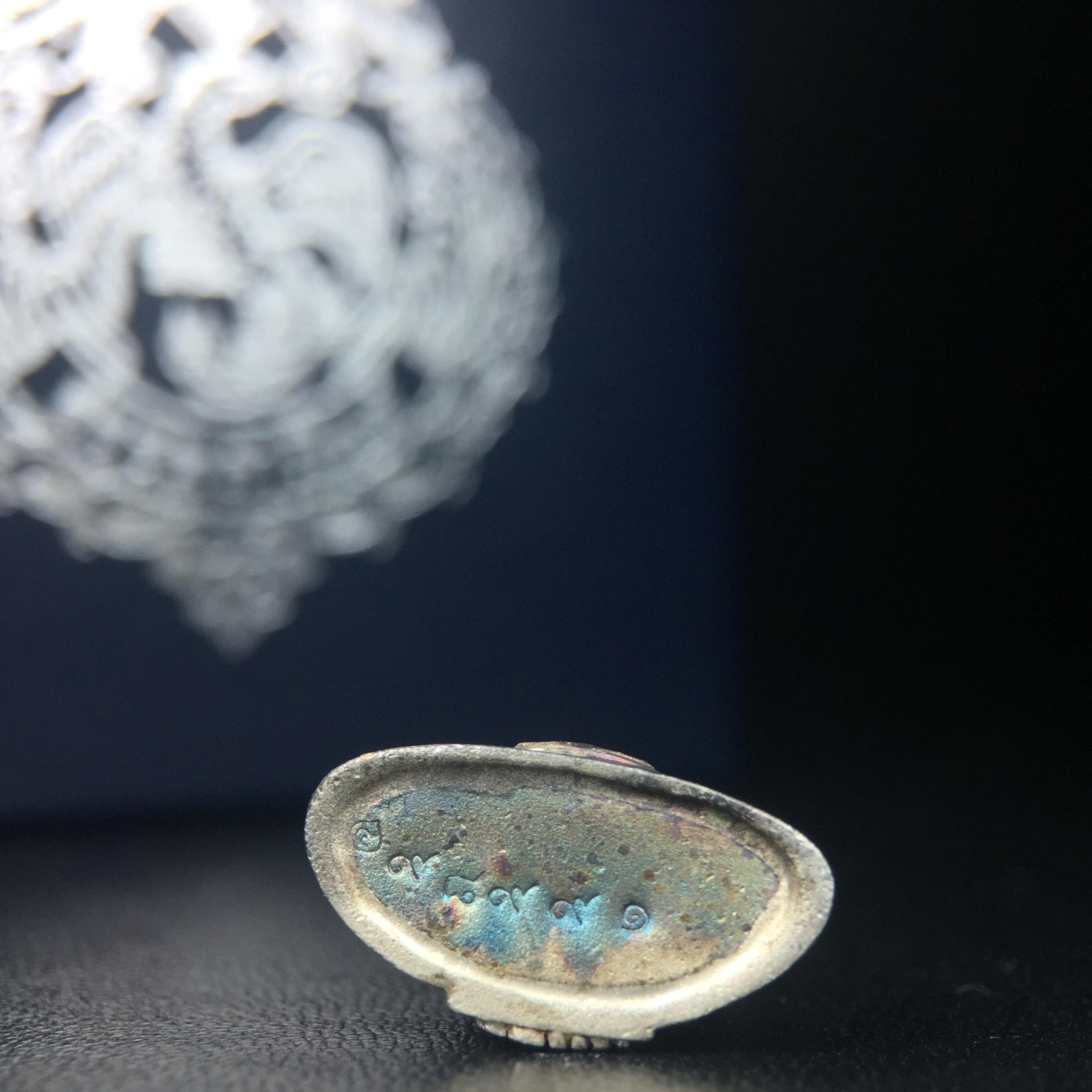 พระแก้วมรกต กรมสรรพสามิตจัดสร้างขึ้นเนื่องในโอกาสครบรอบ 64 ปีของกรมสรรพสามิต และเนื่องในวโรกาสที่พระบาทสมเด็จพระเจ้าอยู่หัวทรงครองราชย์ครบ50ปีเมื่อ พ.ศ.2539 เนื้อเงินทรายนวลขัดเงา(ผิวเดิมๆขึ้นสีรุ้งธรรมชาติสวย(สเน่ห์พระเนื้อเงินสีสันที่ธรรมชาติสรรค์สร้าง)