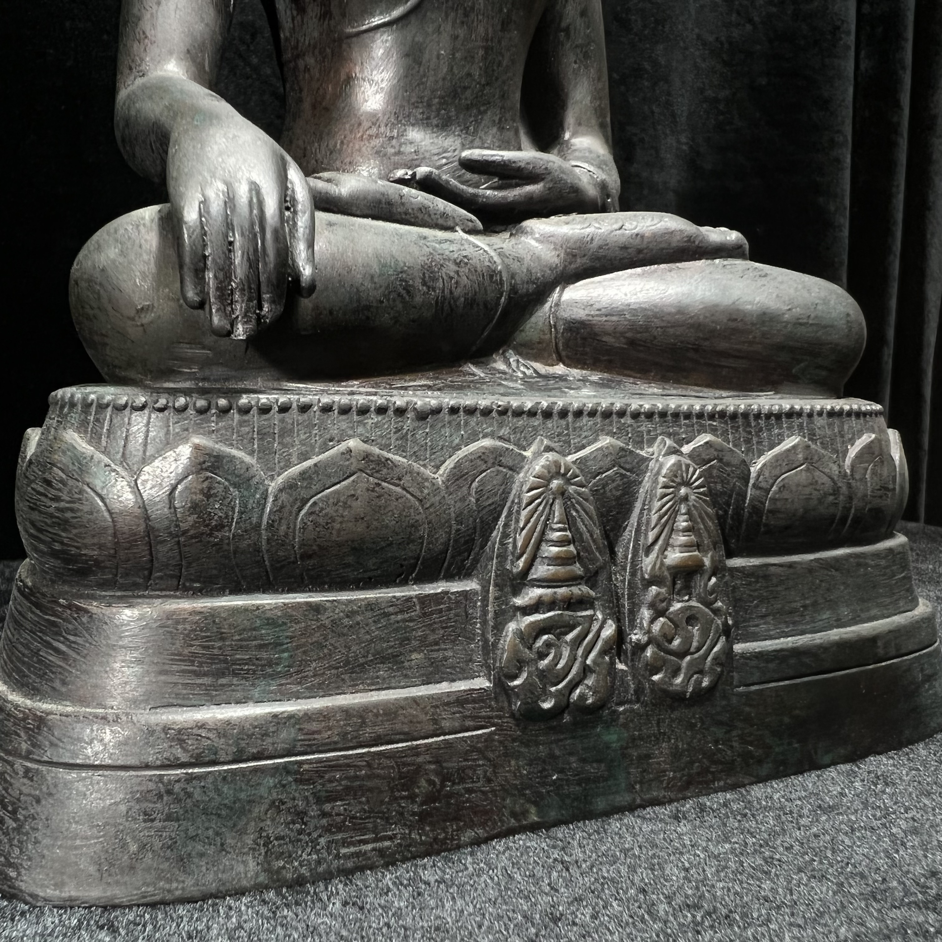 พระพุทธนรสีห์ จปร.+ภปร. ครบรอบ 100 ปี ธนาคารไทยพาณิชย์ ปี 2550 พระบูชาหน้าตัก 5 นิ้ว 2 ถอด(พร้อมตลับพระธาตุ) สมเด็จพระเทพรัตนราชสุดาฯ เสด็จเป็นองค์ประธานในพิธีเททอง(พุทธศิลป์งดงาม)ด้านหน้าฐานประดับด้วยตราสัญลักษณ์พระปรมาภิไธยย่อ