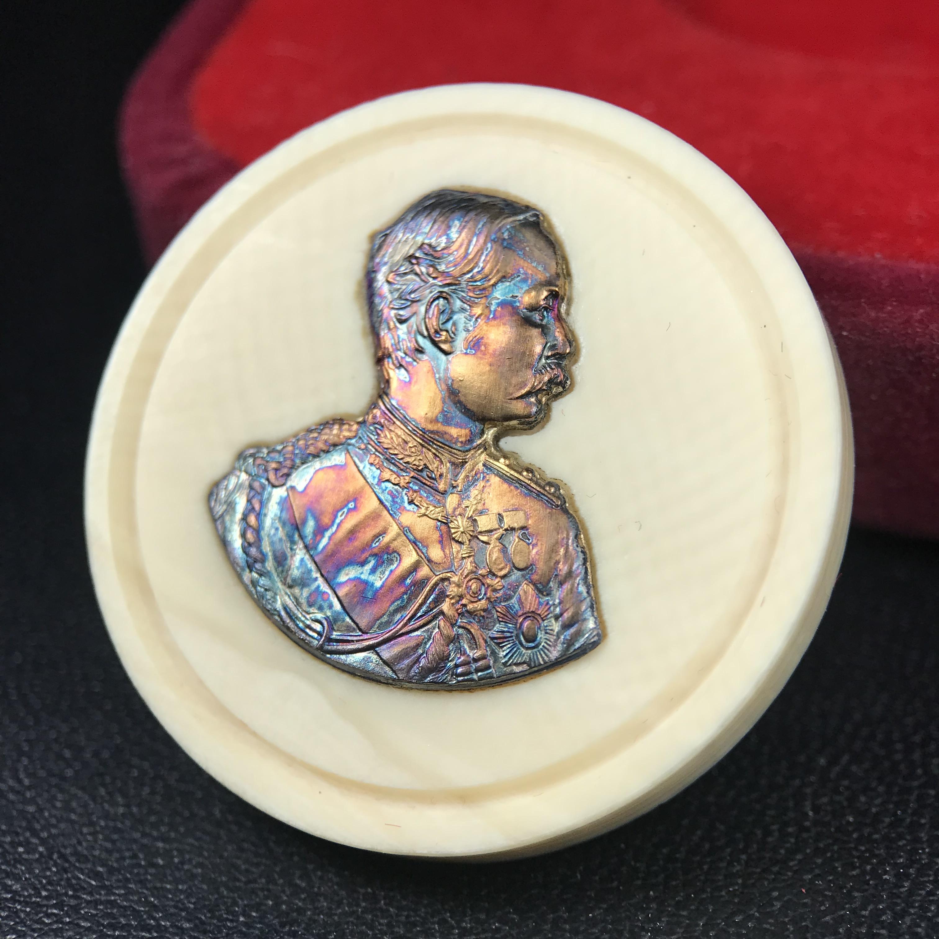 เหรียญรัชกาลที่ 5 คชสารหมื่นปี หลวงพ่ออุตตมะ วัดวังก์วิเวการาม ปี 2540 พิมพ์ใหญ่ขนาด 3.0 ซม. หน้ากากทองคำบริสุทธิ์ 99.99% (ผิวสวยเดิมขึ้นรุ้งงดงามธรรมชาติ)พร้อมกล่องบรรจุเดิมครบ(ควรคู่ผู้รู้คุณค่า ด้วยวัตถุมงคล เสริมบุญญาบารมี)