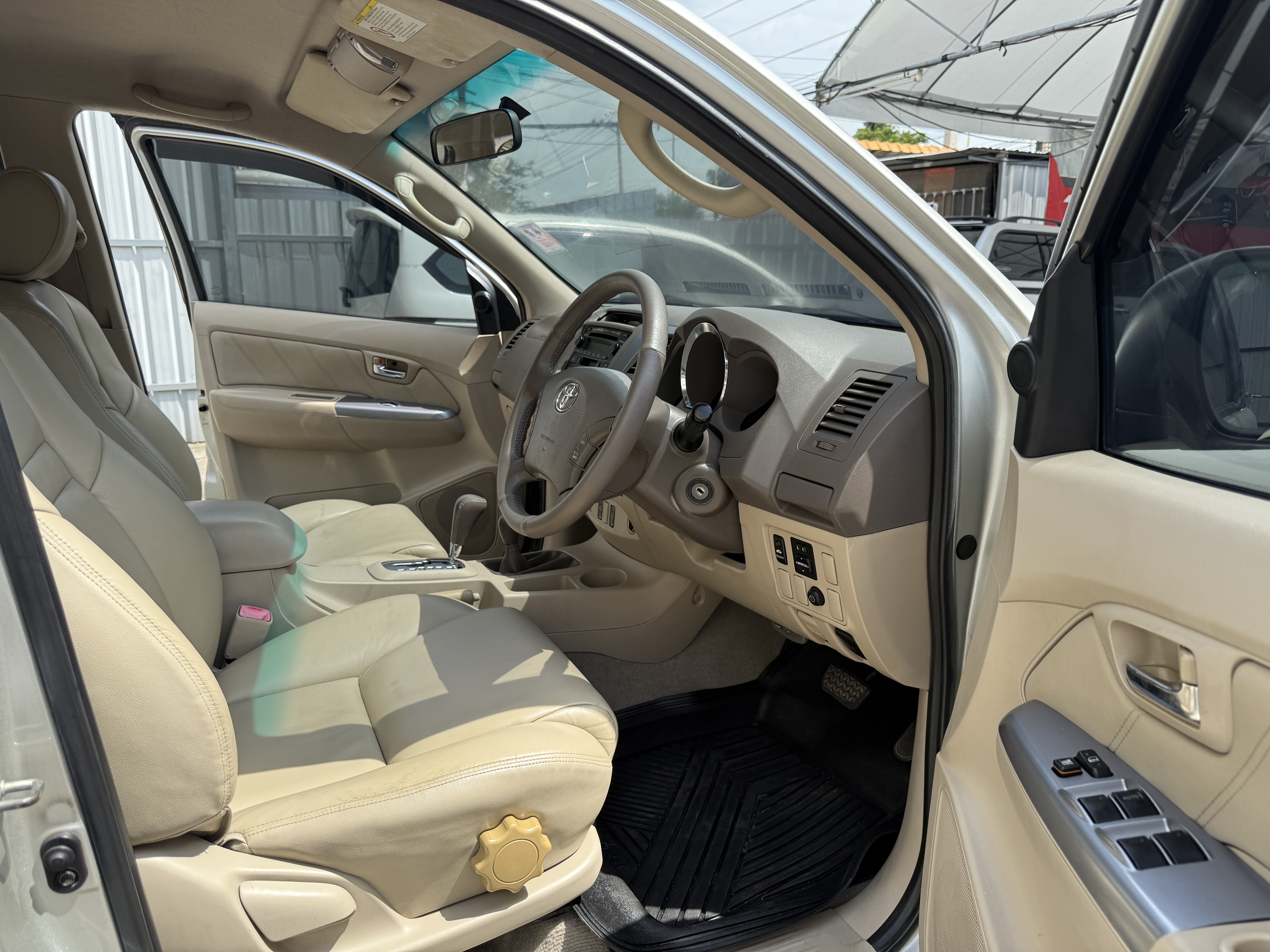 Toyota Fortuner 3.0 V 4WD At 2007 เงิน