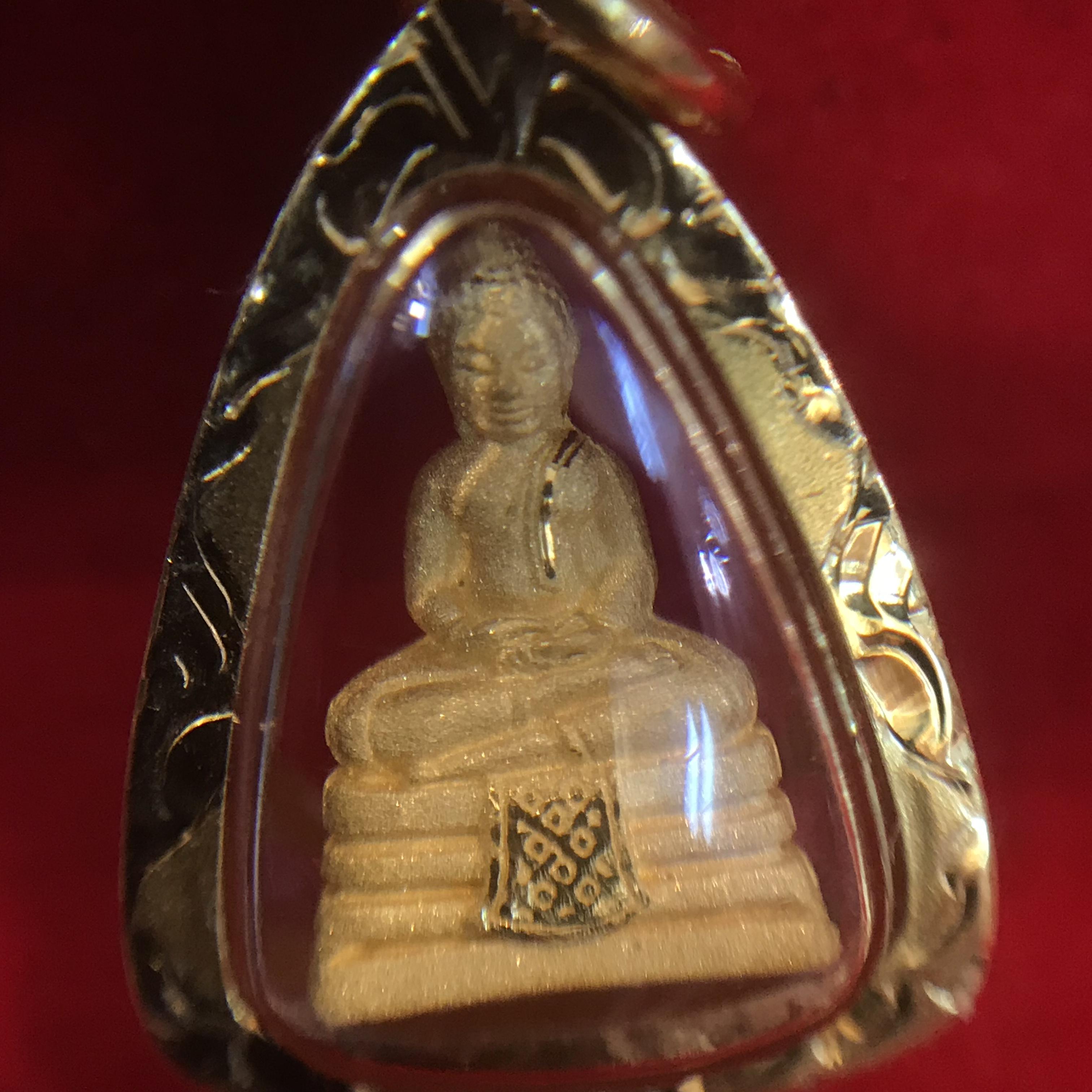 หลวงพ่อโสธร รุ่นดวงชะตาคู่ชีวิต ปี2547 วัดโสธรวรารามวรวิหาร พิมพ์รูปหล่อจิ๋ว เนื้อทองคำ มาพร้อมเลี่ยมกรอบทองคำแท้ อย่างดี พร้อมกล่องเดิมจากทางวัด