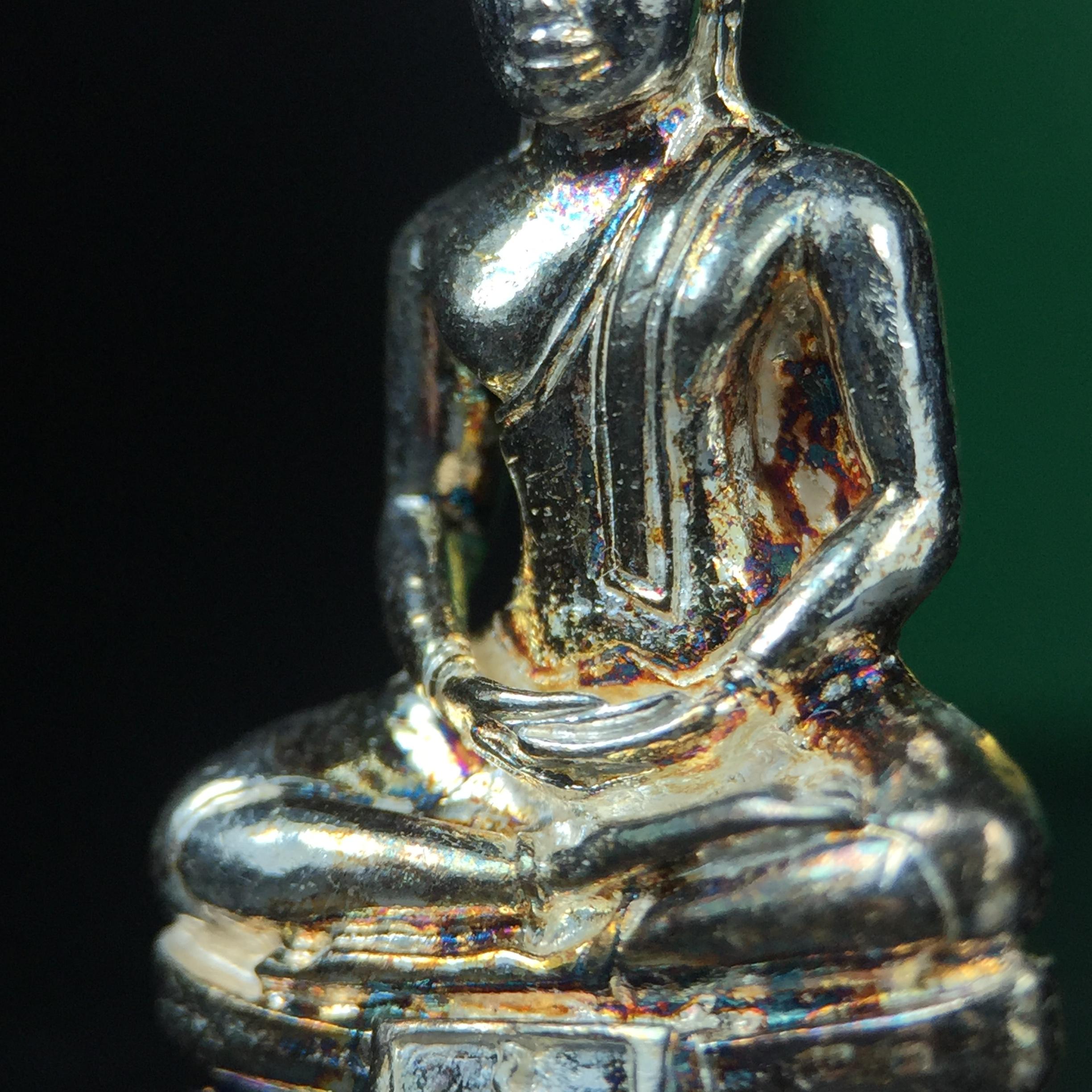 พระพุทธโสธร รุ่น กศก. 120 ปี เนื่องในโอกาสครบ 120 ปี กรมศุลกากร กระทรวงการคลัง จัดสร้าง ปี 2537 เนื้อเงินบริสุทธิ์ 99.9% ผิวขัดเงา(ขึ้นสีรุ้งธรรมชาติสวย)(งานบริษัท แพรนด้า จิวเวลรี่)สวยงดงาม ทรงคุณค่า สีสันที่ธรรมชาติสรรค์สร้าง