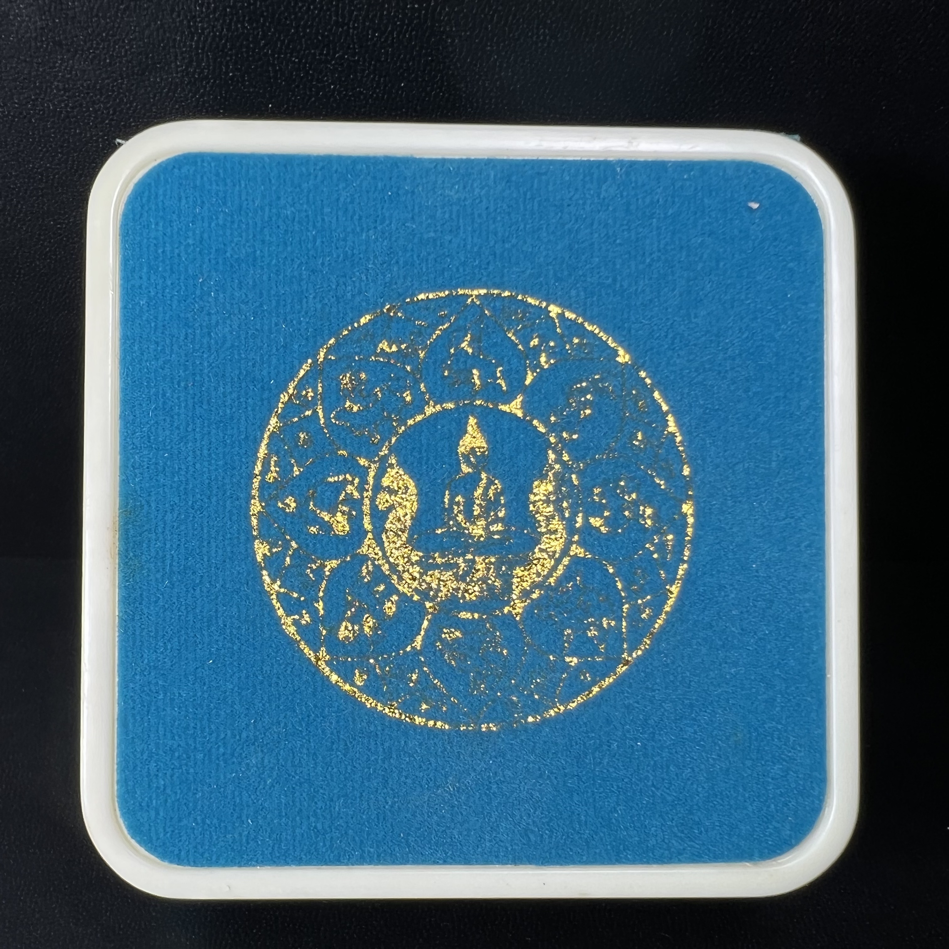 เหรียญหลวงพ่อโสธร รุ่นดวงชะตาคู่ชีวิต พิธีมหาจักรพรรดิตราธิราชครั้งยิ่งใหญ่ พิธีสวดนพเคราะห์เพื่อความเป็นสิริมงคล ปี 2547 ณ พระอุโบสถวัดโสธรวรารามวรวิหาร จ.ฉะเชิงเทรา เนื้อเงินลงยาราชาวดี ขนาด 3.2 ซม.พร้อมกล่องบรรจุเดิมสภาพสวยครบสมบูรณ์