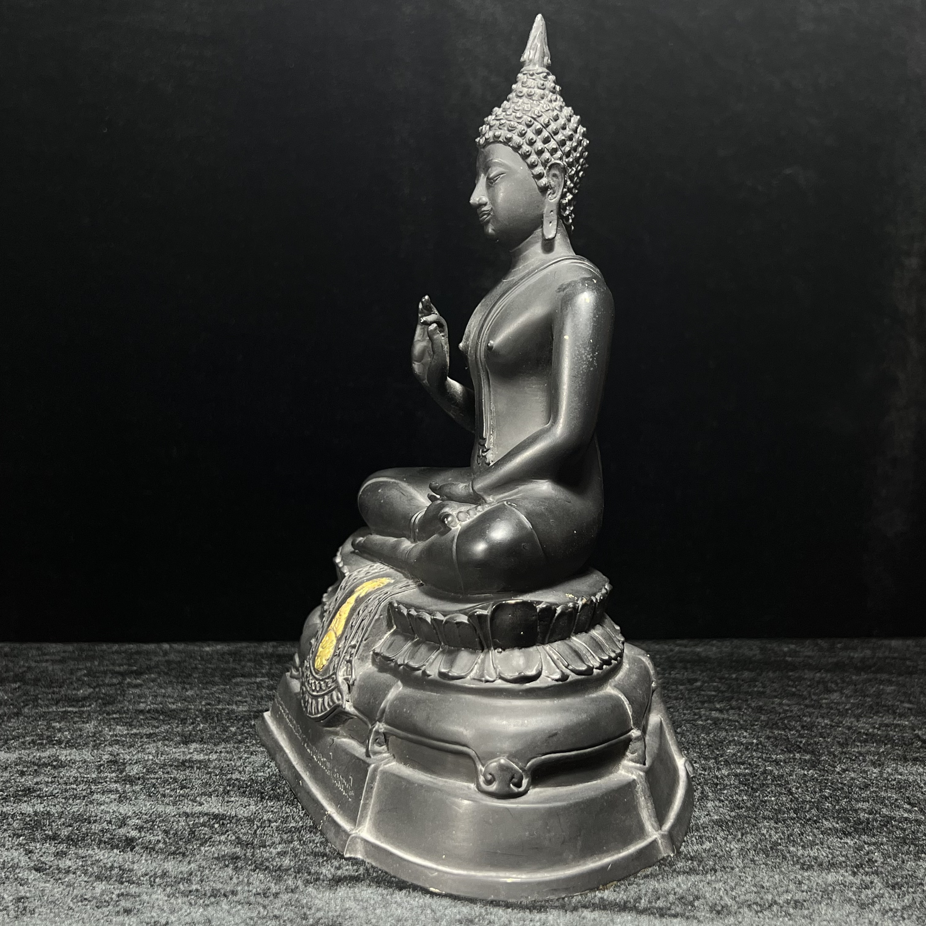 พระพุทธนรเทพศาสดา ทิพยนคราภิมงคลสถิต วัดไทยลอสแองเจลิส สหรัฐอเมริกา ฐาน ภปร. ปี 2522 หน้าตัก 5 นิ้ว เนื้อโลหะรมดำ (อีกหนึ่งพระพุทธ ชุด ภปร.ที่พบเจอและหายาก)ในหลวงรัชกาลที่ 9 เสด็จเททองหมายเลข 225(ผลรวมได้ 9 เลขมหามงคลเจริญก้าวหน้าในทุกด้าน) 1 ใน 2523 องค์