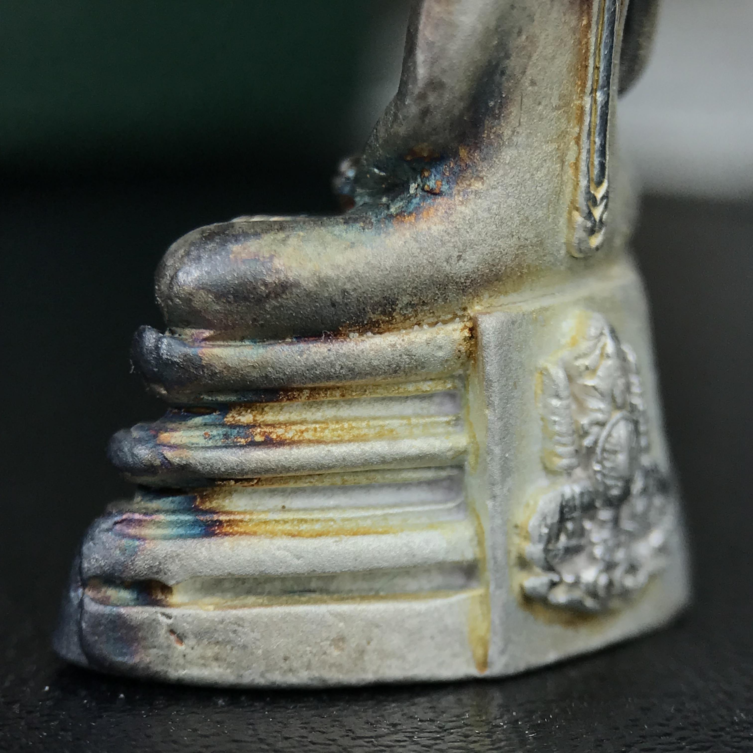 พระพุทธโสธร ภปร. รุ่นย้อนยุค สร้างพระอุโบสถ สมาคมชาวฉะเชิงเทรา จัดสร้าง ปี 2539 วโรกาสครองสิริราชสมบัติครบ 50 ปี เนื้อเงินทรายนวลขัดเงาบางส่วน(สภาพผิวเดิม ขึ้นสีรุ้งธรรมชาติ เก่าเก็บอย่าดี สวยมาก แบบนี้หายาก) พร้อมกล่องบรรจุและใบรับรองเดิม