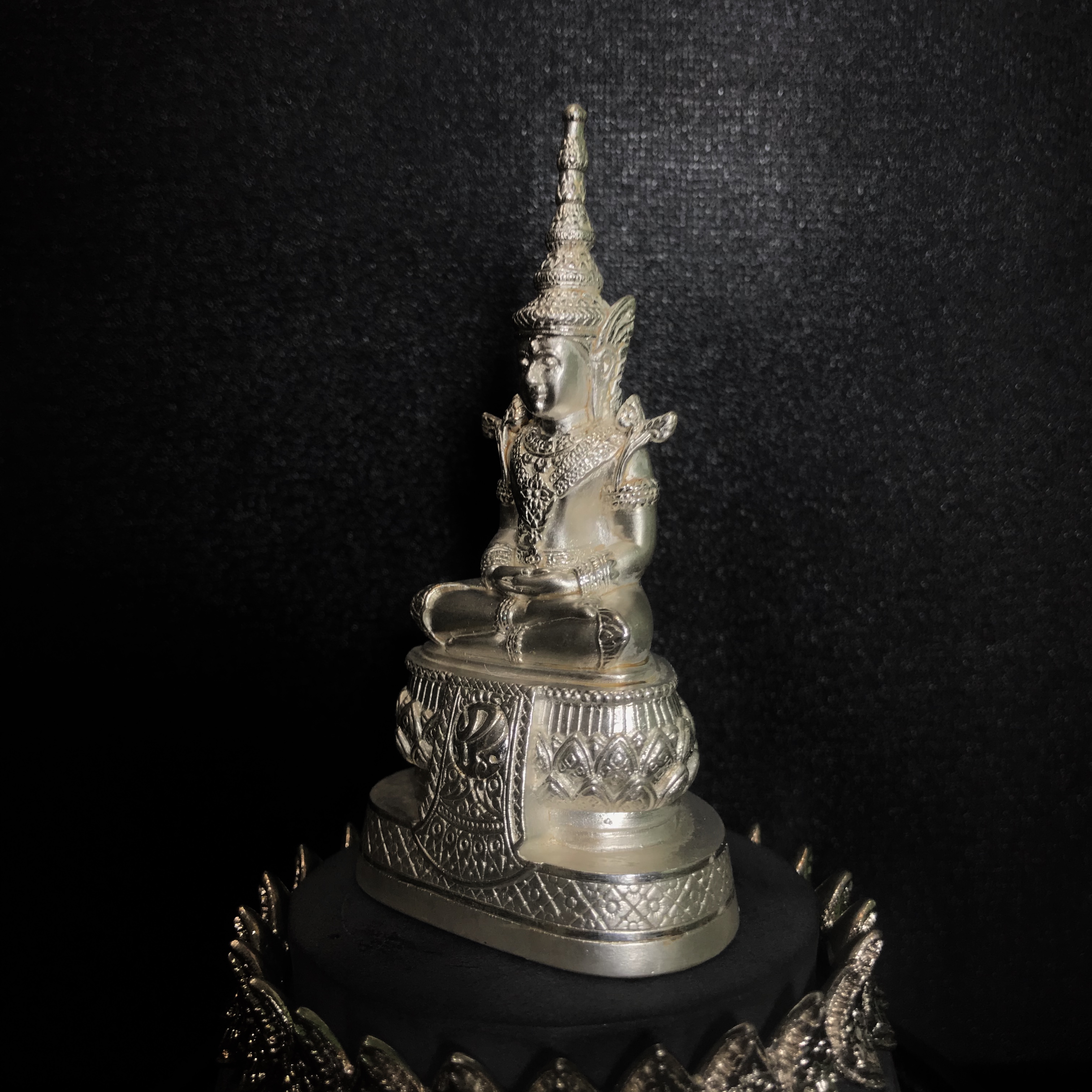 พระแก้วมรกต ภปร.(รุ่นแรก) ปี2545 รุ่นฉลองกรุงรัตนโกสินทร์ครบ 220 ปี หล่อลอยองค์ เนื้อเงินบริสุทธิ์99.9% ขนาดบูชา 50*90 มม. พร้อมฐานวางครอบแก้วเดิม(สวยงามและหายากมาก)(1ใน3000องค์)
