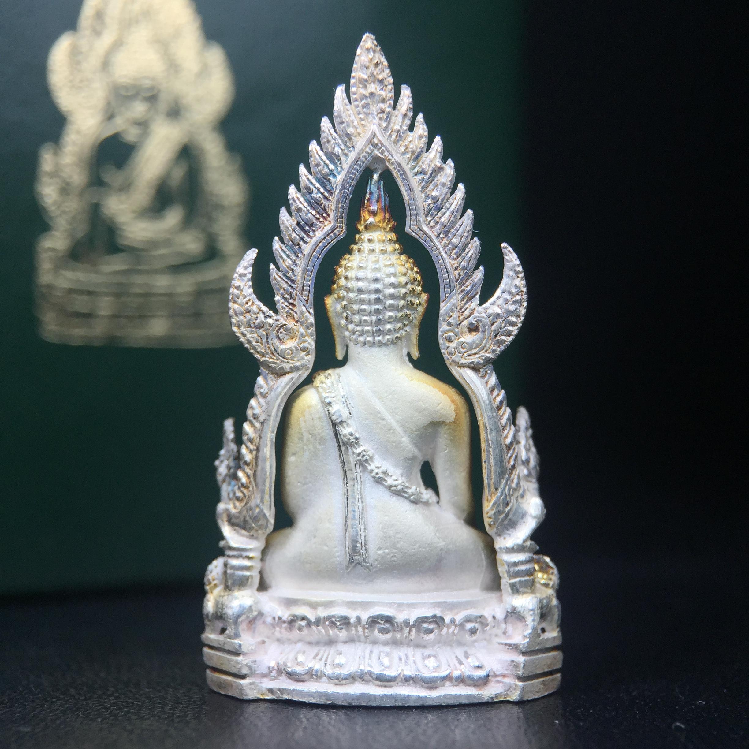 พระพุทธชินราช รุ่นมหาลาภ พิธีพุทธาภิเษกวัดพระศรีรัตนมหาธาตุวรมหาวิหาร จ.พิษณุโลก ปี 2540 เนื้อเงินบริสุทธิ์ 99.9% (นวลเงา)(สภาพผิวเดิมขึ้นสีรุ้ง สวยมากๆเสน่ห์พระเนื้อเงิน สีสันที่ธรรมชาติสรรค์สร้าง) พร้อมกล่องบรรจุเดิม (องค์หมายเลข 11411)(เลขกระจก)นิยม