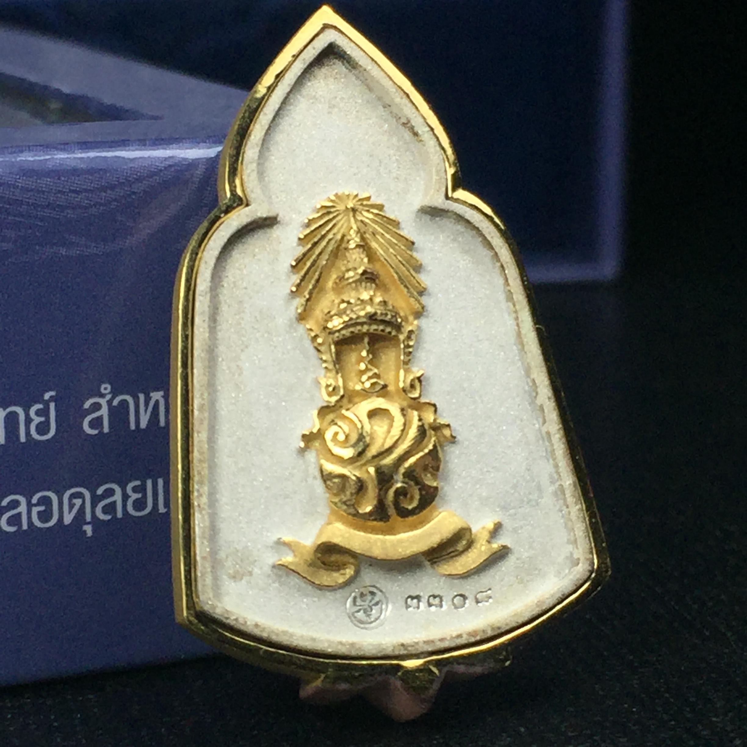 พระแก้วมรกต ภปร. ปี2547 จัดสร้างโดย รพ.ภูมิพลฯ เนื้อเงิน(3 กษัตริย์) เหรียญทรงซุ้ม(1ใน3000องค์)