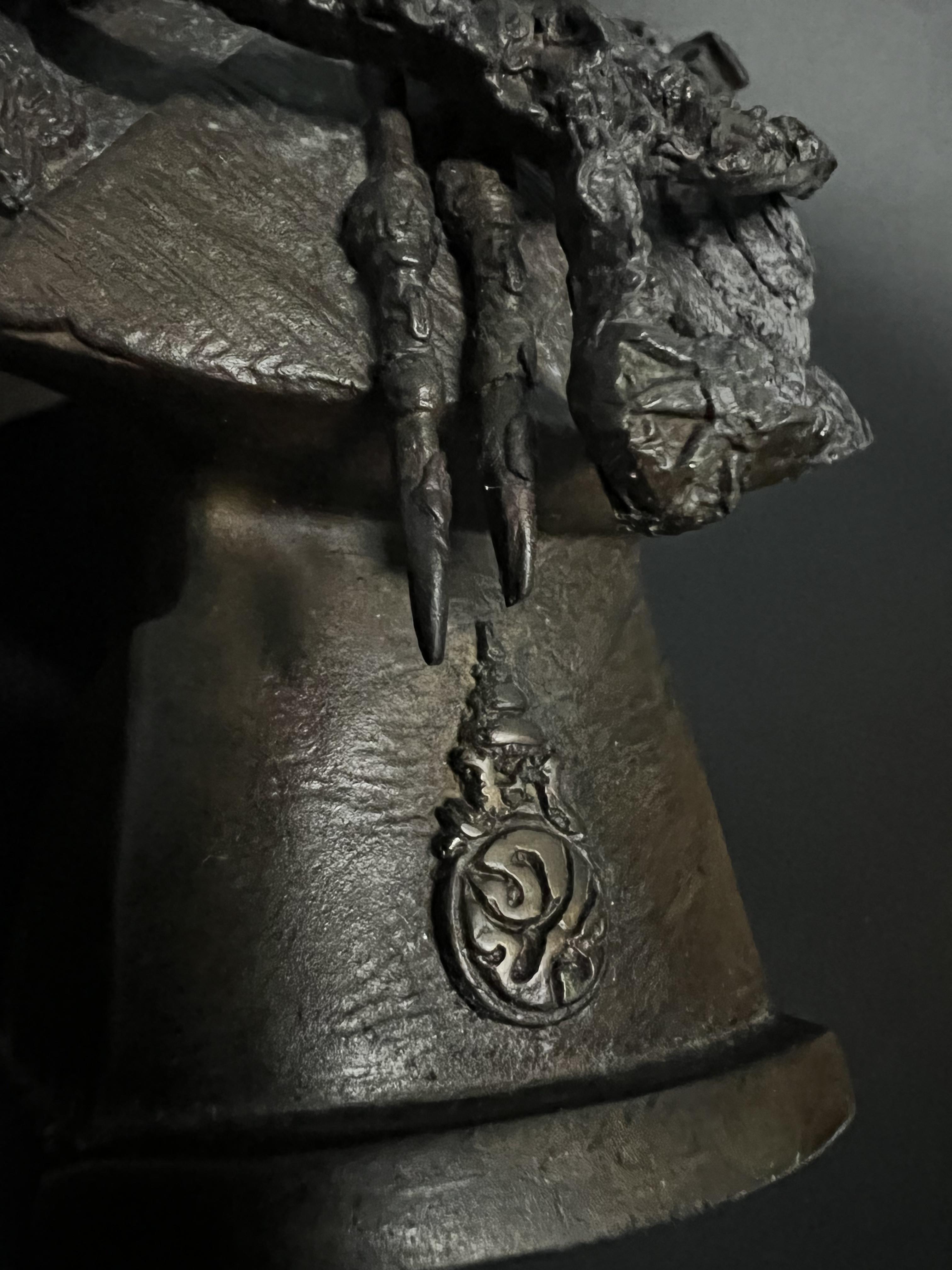 พระบรมรูปในหลวงรัชกาลที่9 รุ่นเฉลิมพระเกียรติ ปี2545 สูง 9 นิ้ว ฉลองพระองค์เต็มยศสายสะพายมหาจักรี สายสร้อยจุลจอมเกล้า ส่วนฐานประดับอักษรพระปรมาภิไธย ภ.ป.ร.(พิธีปลุกเสกวัดพระแก้ว)