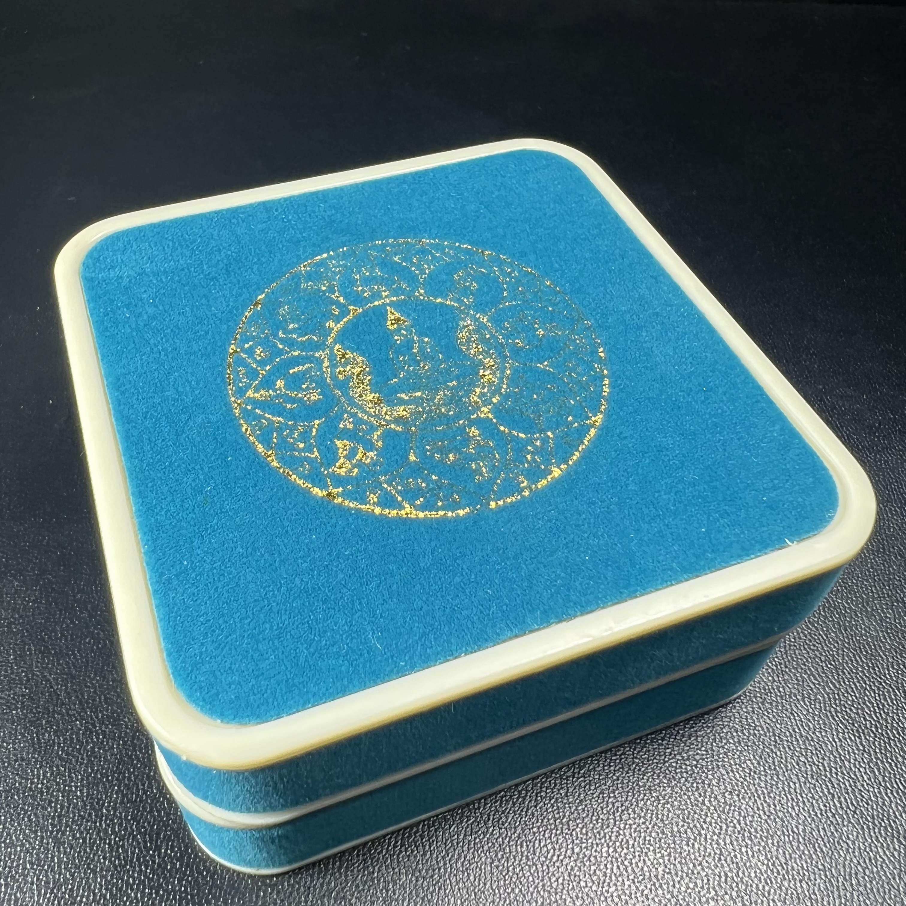 เหรียญหลวงพ่อโสธร รุ่นดวงชะตาคู่ชีวิต พิธีมหาจักรพรรดิตราธิราชครั้งยิ่งใหญ่ พิธีสวดนพเคราะห์เพื่อความเป็นสิริมงคล ปี 2547 ณ พระอุโบสถวัดโสธรวรารามวรวิหาร จ.ฉะเชิงเทรา เนื้อเงินลงยาราชาวดี ขนาด 3.2 ซม.พร้อมกล่องบรรจุเดิมสภาพสวยครบสมบูรณ์