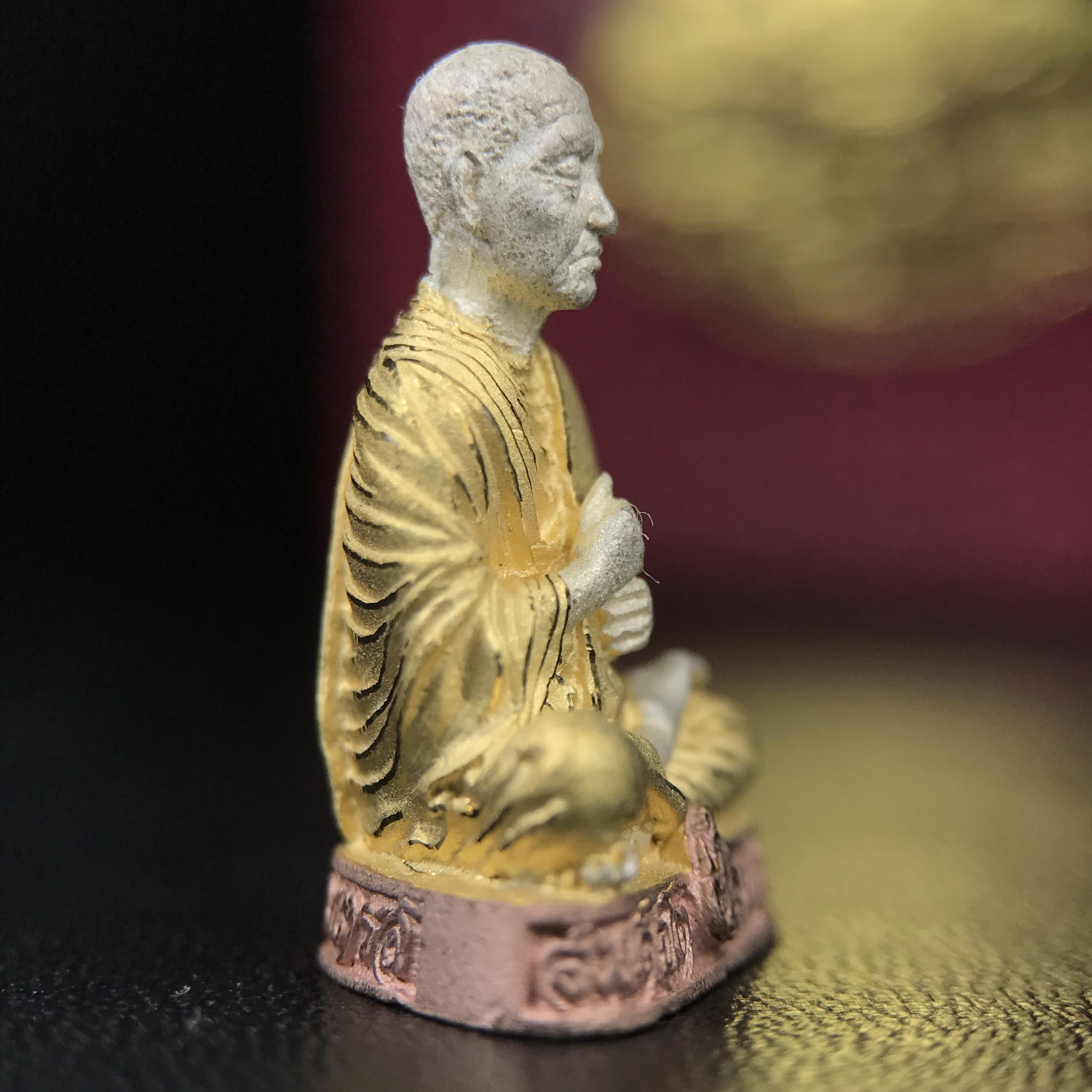 รูปเหมือนสมเด็จพระพุฒาจารย์ (โต พรหมรังสี)วัดใหม่อมตรส บางขุนพรหม ปี2540 รุ่นกาญจนาภิเษก จัดสร้างในวโรกาสที่รัชกาลที่ 9 ทรงครองสิริราชสมบัติ ครบ 50ปี ลอยองค์พิมพ์ใหญ่ เนื้อเงินบริสุทธิ์ 99.9% แบบชุบสามกษัตริย์ขัดเงาบางส่วน พร้อมกล่องบรรจุเดิมครบ