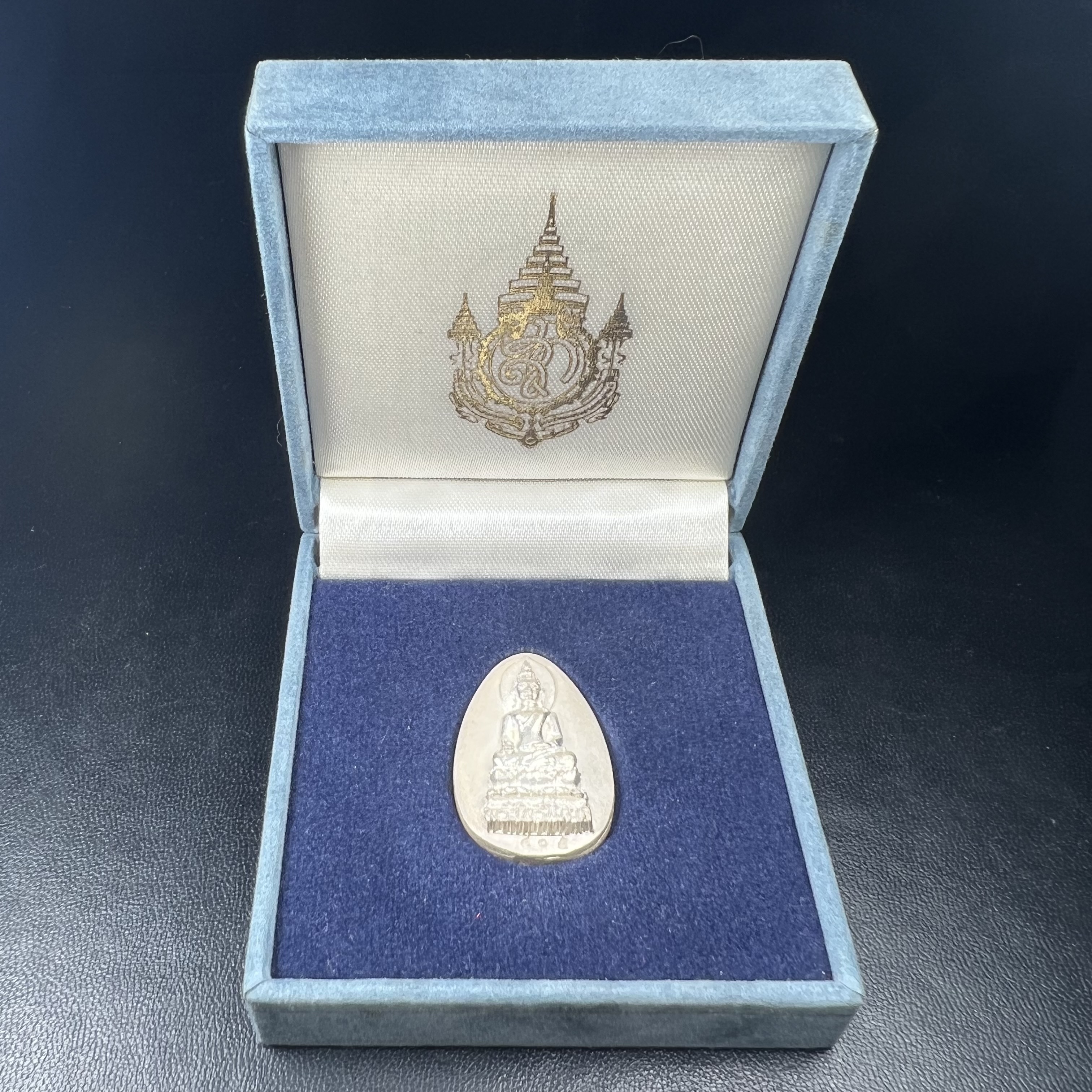 เหรียญพระไพรีพินาศตราสัญลักษณ์ หลัง สก มหามงคลเฉลิมพระชนมพรรษา 5 รอบ ครบ 60 พรรษาพระราชินีในหลวงรัชกาลที่ 9 ปี 2535 วัดบวรนิเวศวิหาร เนื้อเงิน(หมายเลข ๔๐๕)(เลขสวยผลรวมได้เลข 9 มหามงคลเจริญก้าวหน้าในทุกด้าน )พร้อมกล่องบรรจุเดิมสวยครบ(เนื้อเงินรุ่นนี้หายาก)