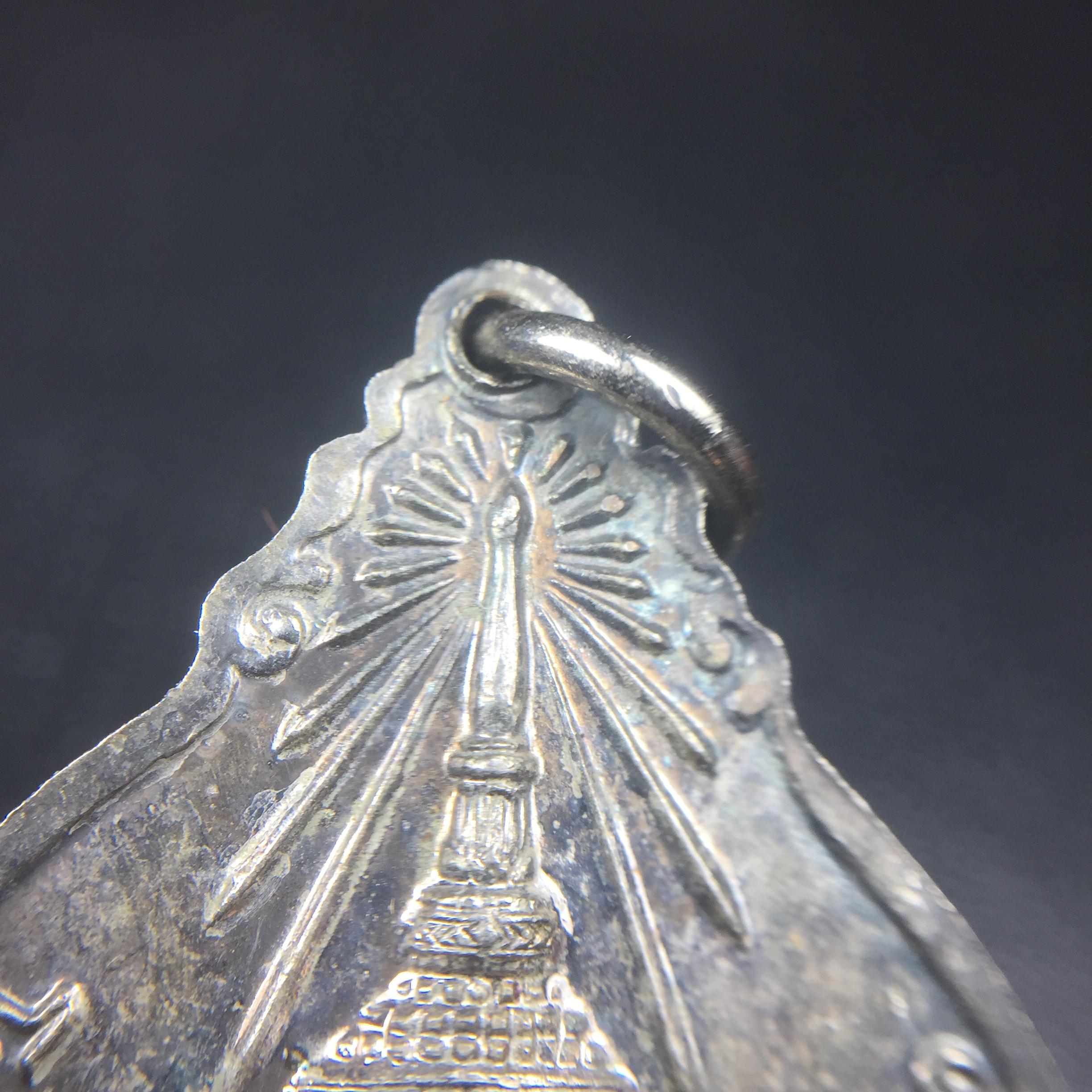 หลวงปู่แหวน วัดดอยแม่ปั๋ง รุ่นสร้างตึกโรงพยาบาล ปี 2521 หลัง ภปร.(ใหญ่) เนื้อกะไหล่เงิน(คัดสวยสภาพผิวเดิมสวยครบสมบูรณ์)