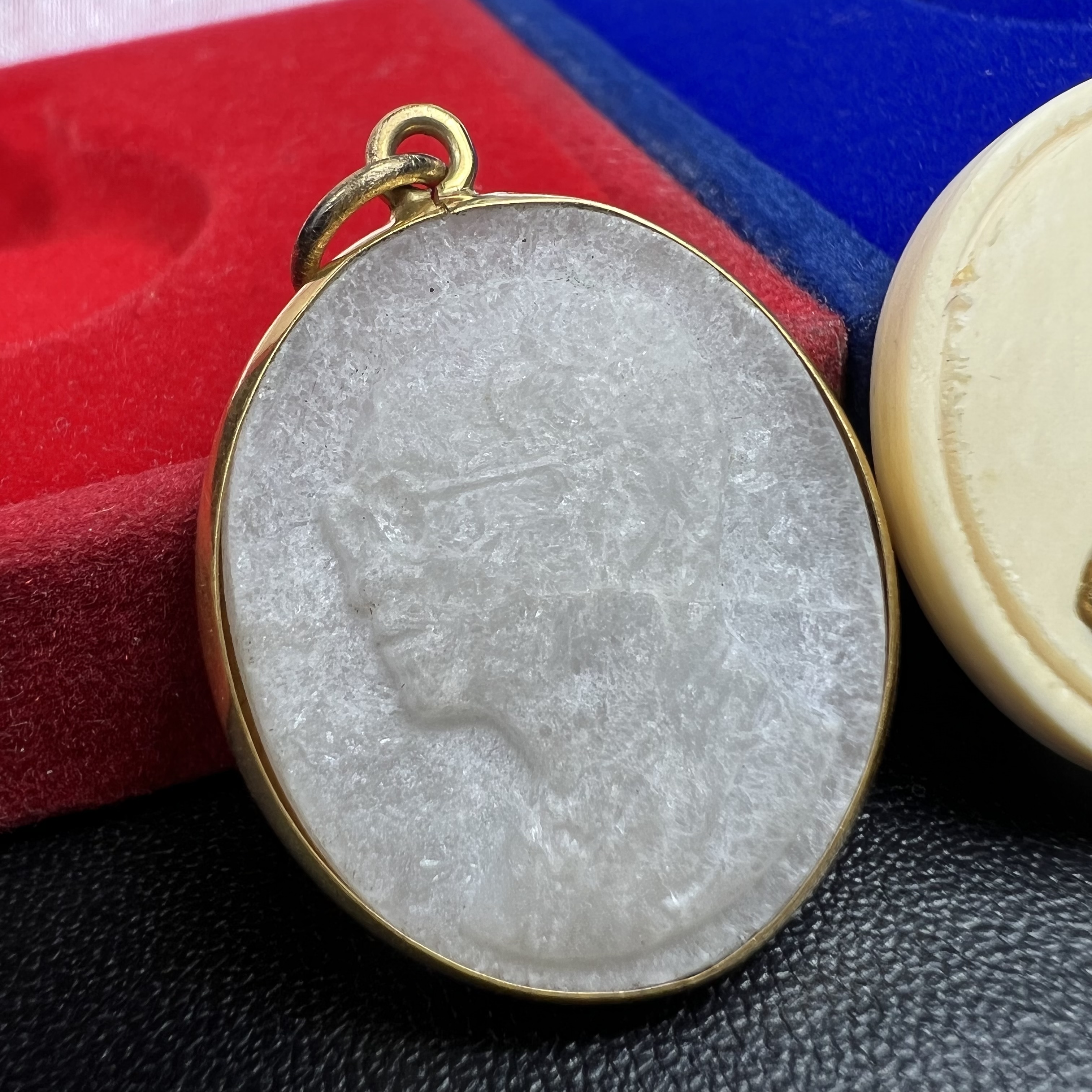 พระบรมฉายาลักษณ์ ร.9 เหรียญหยกรูปไข่เลี่ยมทองคำแท้(งานเลี่ยมเดิมจากผู้จัดสร้าง)+พระบรมฉายาลักษณ์ เหรียญคชสารหมื่นปี ร.9 หน้ากากทองคำ เฉลิมพระเกียรติ 72 พรรษา ภูมิพลมหาราช ปี 2542(1ชุด2องค์)(อีกหนึ่งวัตถุมงคลที่ระลึกของพระองค์ท่านที่พบเจอหายากมากในปัจุบัน)