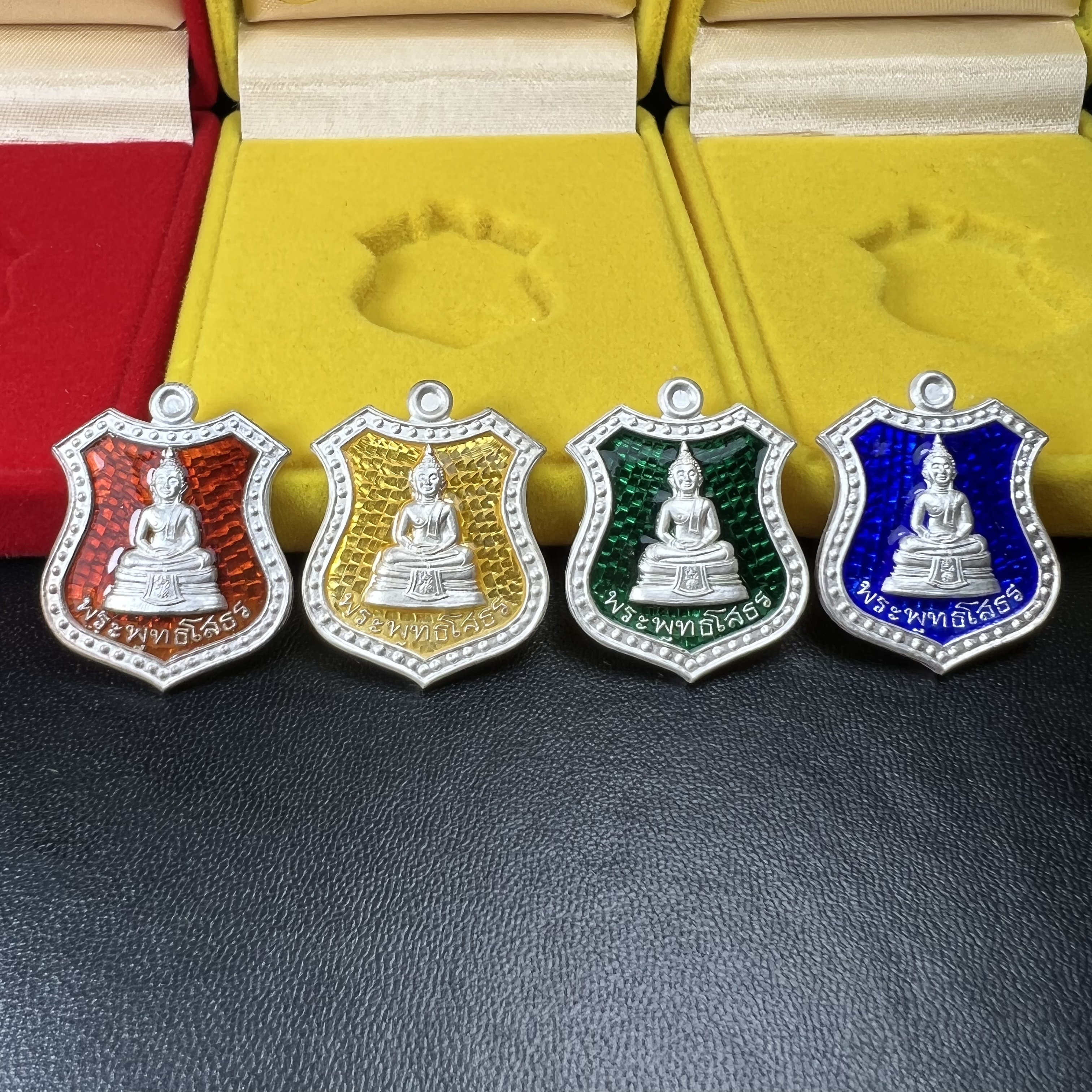 เหรียญหลวงพ่อโสธร ภปร. รุ่นกาญจนาภิเษก จัดสร้างในมงคลวโรกาสที่พระบาทสมเด็จพระเจ้าอยู่หัวรัชกาลที่9 เสด็จเถลิงถวัลย์สิริราชสมบัติ ครบ 50 ปี ในพุทธศักราช 2539 เนื้อเงินลงยา(สีแดง สีเหลือง สีน้ำเงิน สีเขียว)ครบชุดรวม 4 เหรียญ(พิธีใหญ่เข้มขลัง)1 ใน 9950 ชุด