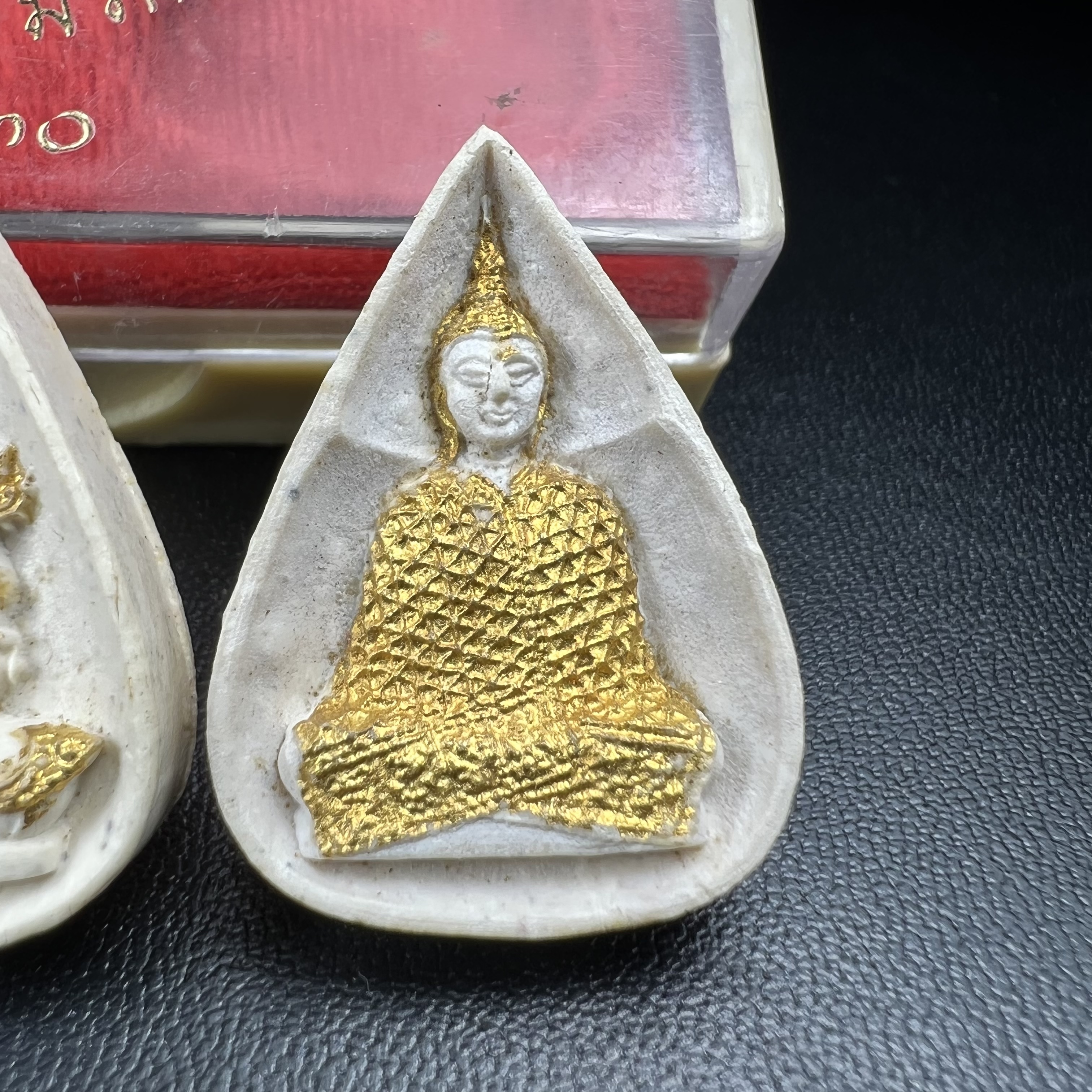 พระแก้วมรกต หลัง ภปร. เนื้อผง ปี2530 พระดี พิธีใหญ่ ประกอบพิธีพุทธาภิเษกพร้อมกับพิธีพระกริ่งปวเรศ ปี2530 วัดบวรนิเวศและวัดพระแก้ว(ครบชุดสามฤดูกล่องเดิมครบ)หายาก