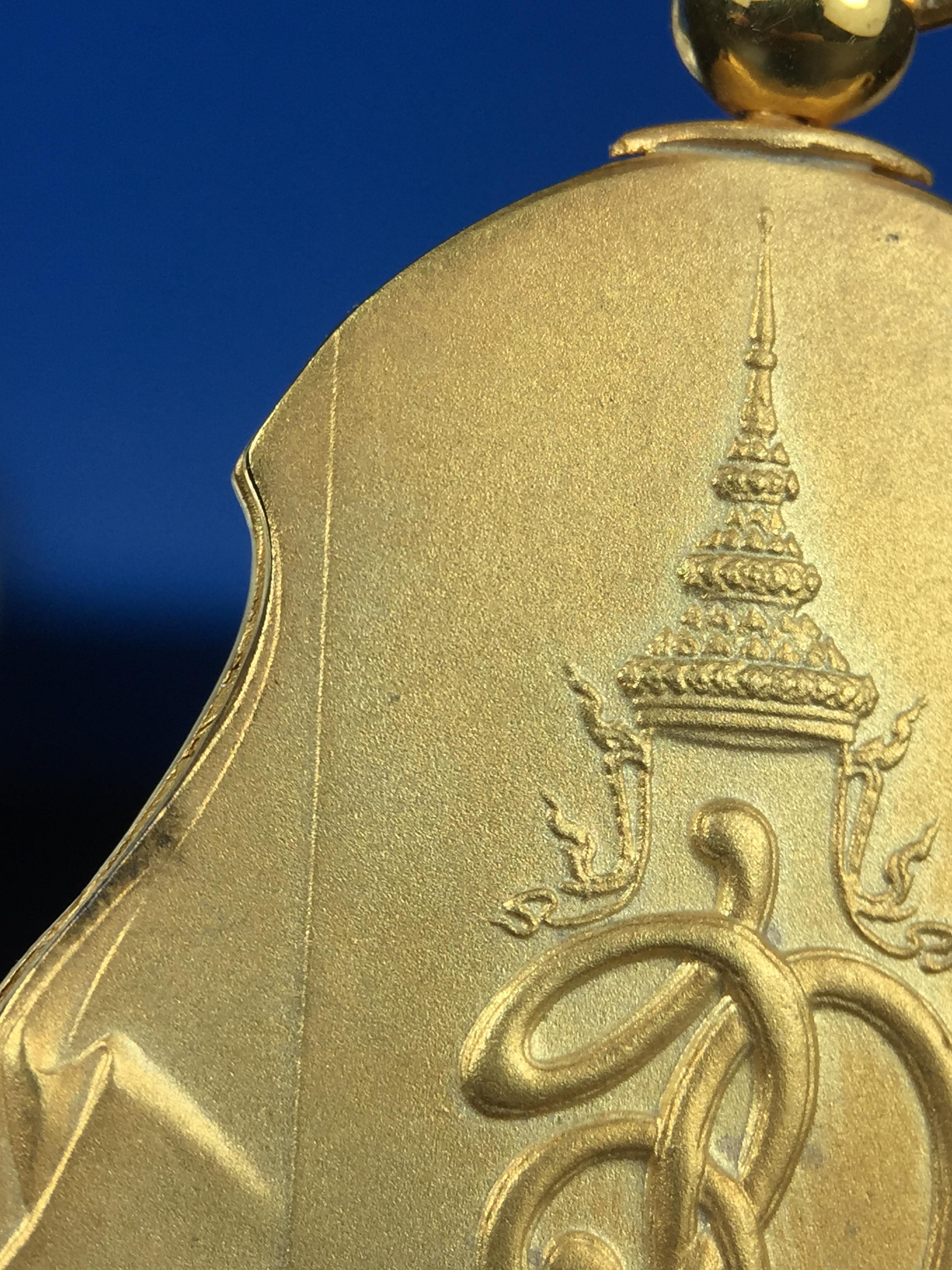 เหรียญหลวงปู่ทวด พระนามาภิไธย สก. แบบงานฉลุโบราณ(HAND MADE) ปี 2544 ชุดทองคำ(เนื้อทองคำ(15.16 กรัม)+เนื้อเงิน+เนื้อบรอนซ์)พิธีปลุกเสก ณ อุโบสถวัดช้างให้ และ พิธีมังคลาภิเษก ณ พระอุโบสถ วัดพระศรีรัตนศาสดาราม(วัดพระแก้ว) (1 ใน 500 ชุด)พบเจอน้อยหายากมาก