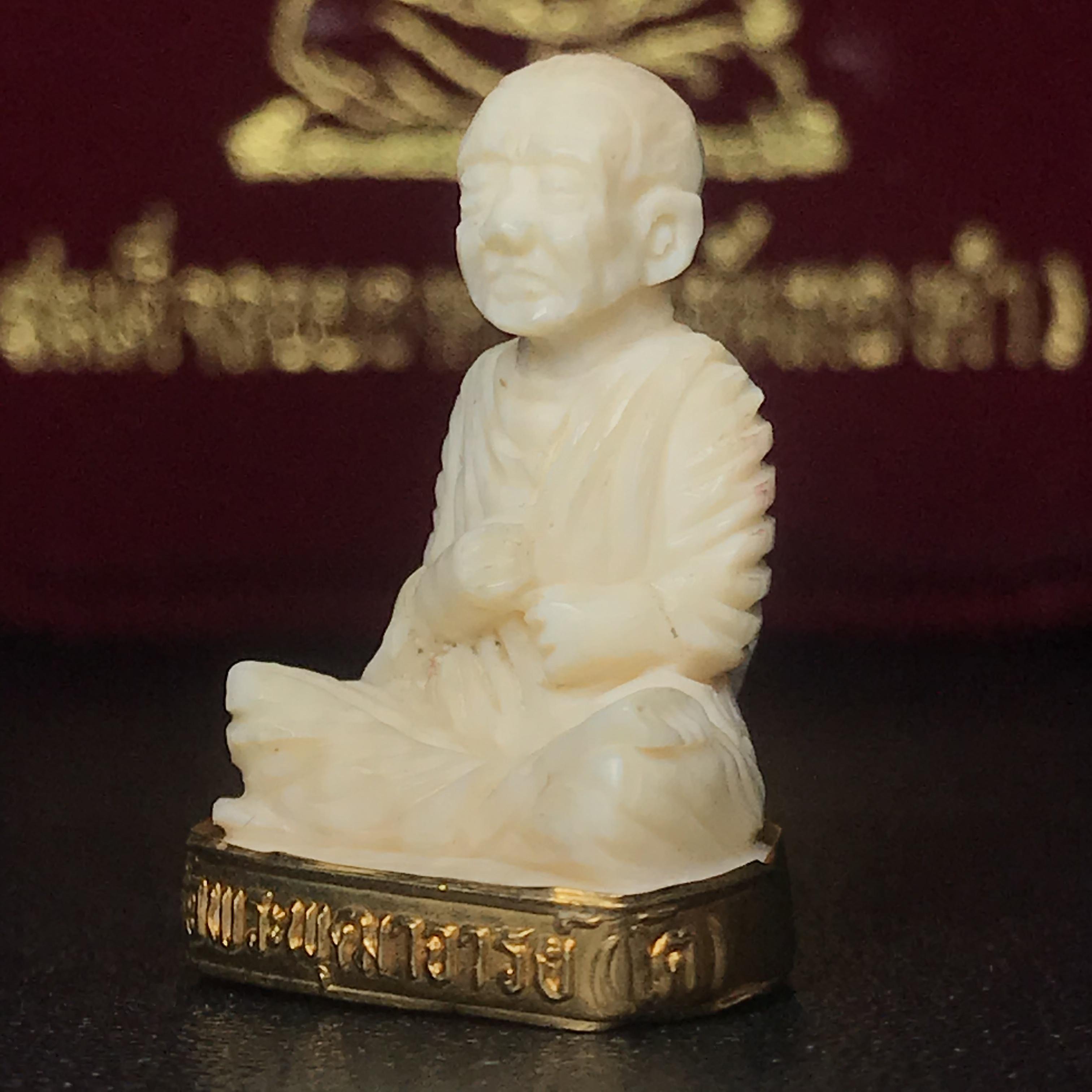 สมเด็จพระพุฒาจารย์ (โต พรหมรังสี) รุ่นคชสารหมื่นปี พ.ศ.2542 พิมพ์ลอยองค์(ฐานหุ้มทองคำ) ตอกโค๊ตและหมายเลข2589 สภาพสวยสมบูรณ์กล่องบรรจุเดิมครบ หายาก(1ใน 9999 องค์)