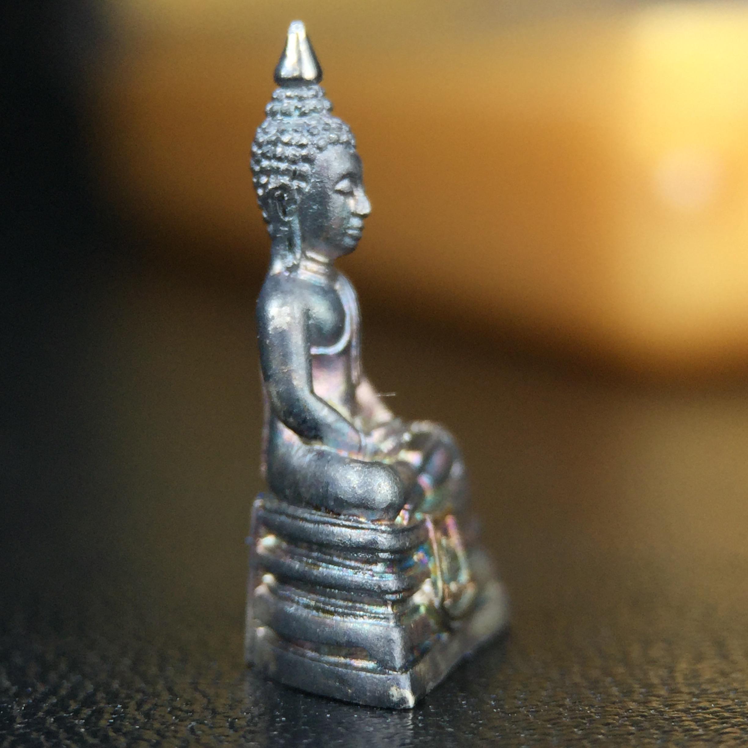 พระพุทธโสธร คุ้มเกล้าฯ ภปร.(ใต้ร่มพระบารมี คุ้มเกล้า) 60ปี รพ.ภูมิพลฯ พ.ศ.2552 เนื้อเงิน ชุบทองคำขาว(พิมพ์เล็กขนาด 11.5*10.5 มม.)เนื้อเงินผิวเดิมกลับดำขึ้นสีรุ้งเข้มขลังงดงามธรรมชาติสร้างสรรค์ สภาพสวยเดิมพร้อมกล่องบรรจุเดิม ตอกโค๊ดหมายเลขกำกับ